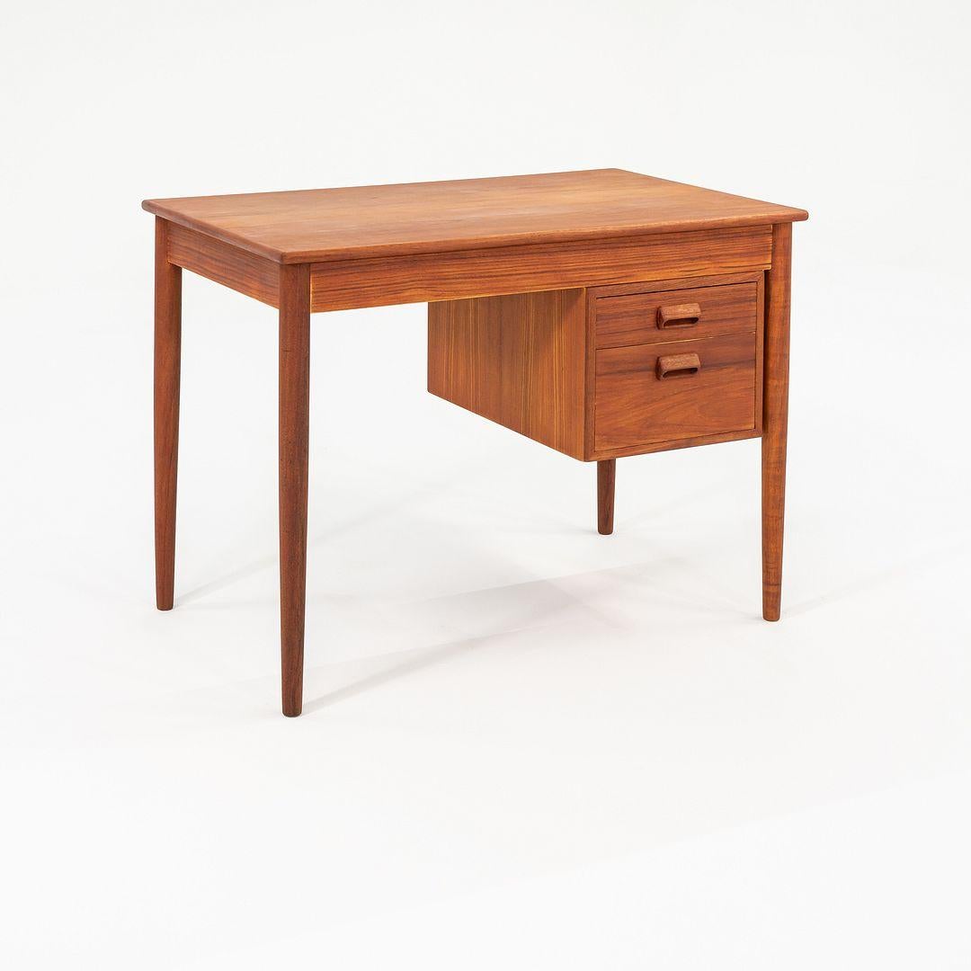 Questo è uno scrittoio classico in teak, progettato da Borg Mogensen per Soborg Mobelfabrik in Danimarca. Questo esemplare è stato prodotto negli anni '60. Dispone di due cassetti a destra che offrono un ampio spazio di archiviazione e di uno spazio