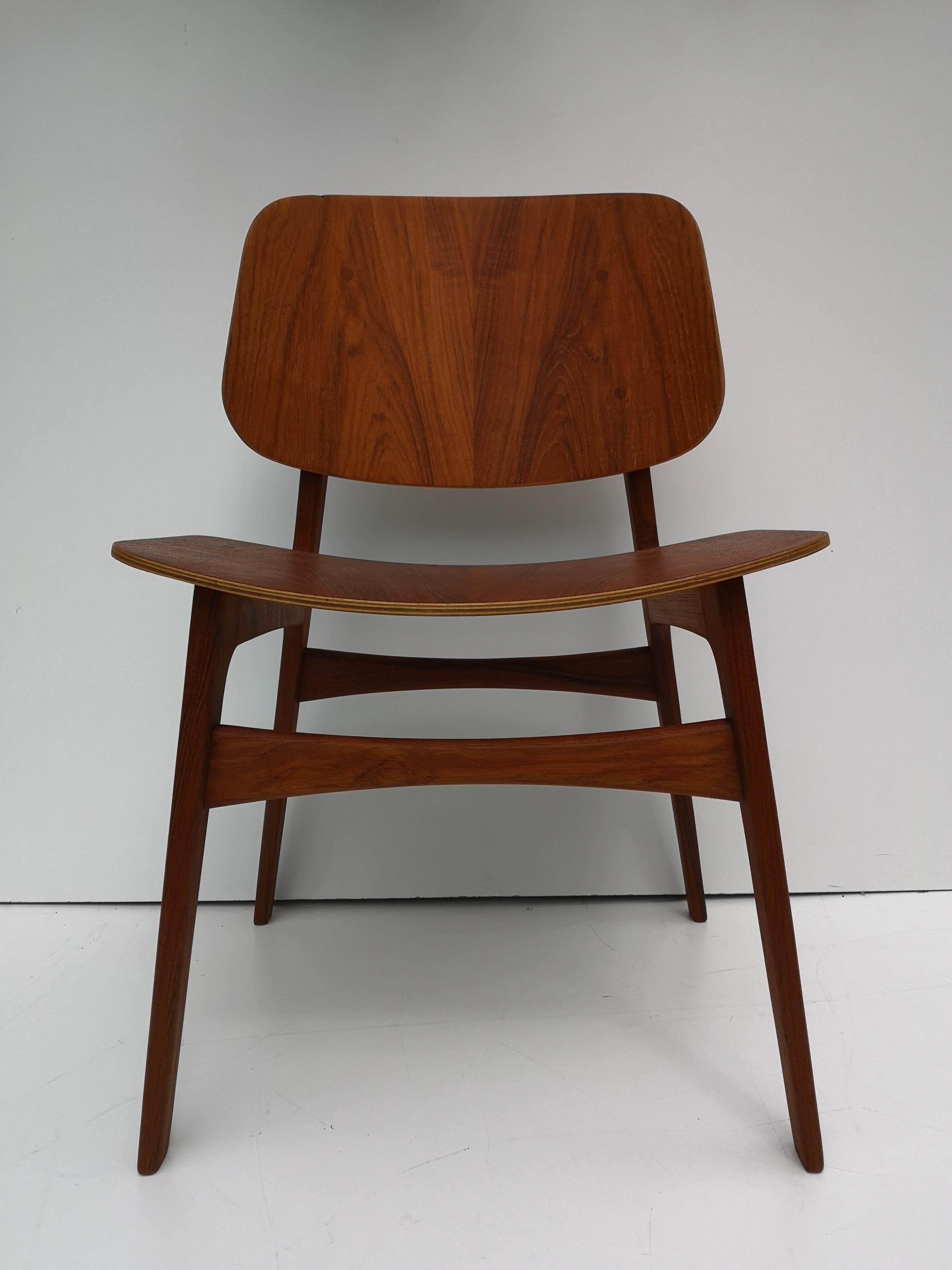 The Model 122 chair by Borge Mogensen for Soborg Mobelfabrik features high quality craftsmanship, timeless lines, and a very comfortable form. This particular model is the less common teak model (frame and seat), is in good condition, and has label