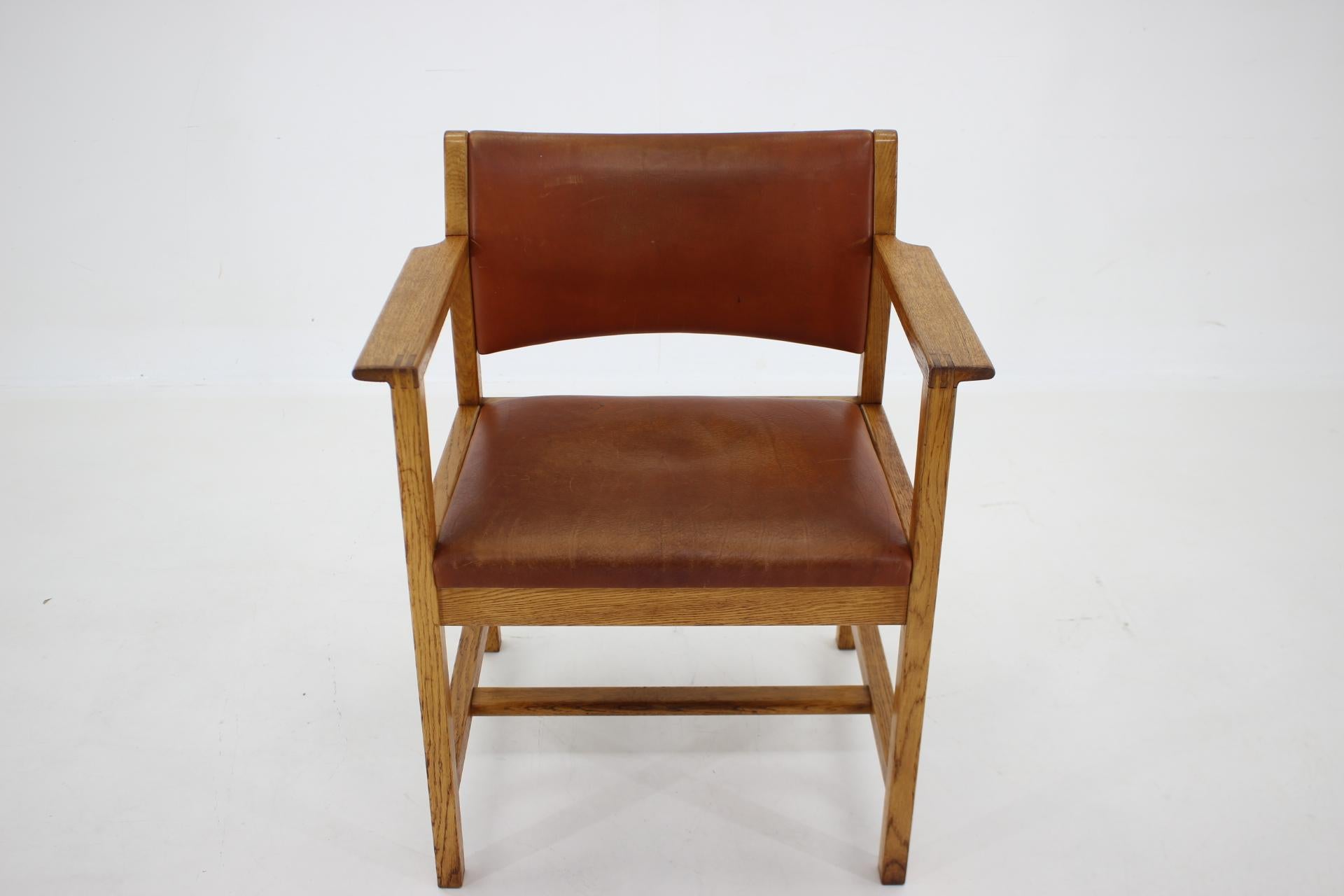 - Good original condition with minor signs of use 
- Sturdy and stable 
- Height of seat 45 cm
- The height of arm rest 65 cm.