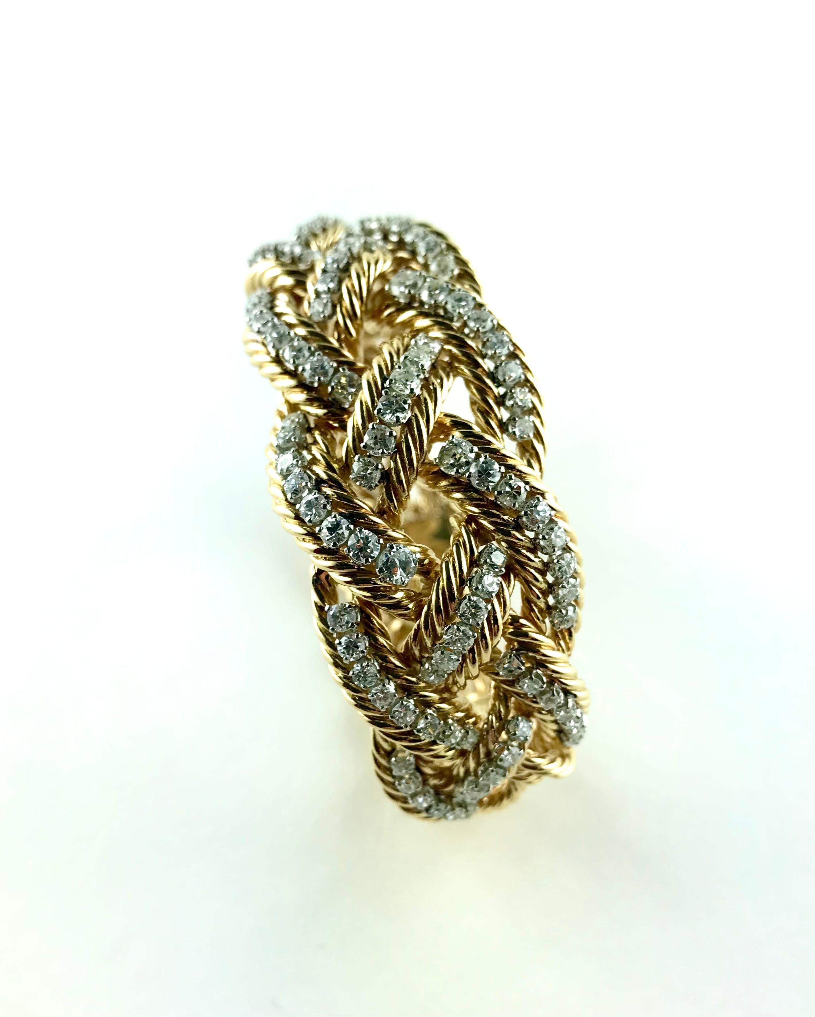 1960er Jahre Boucheron Diamant Gelbgold Platin geflochtenes Armband (Rundschliff) im Angebot