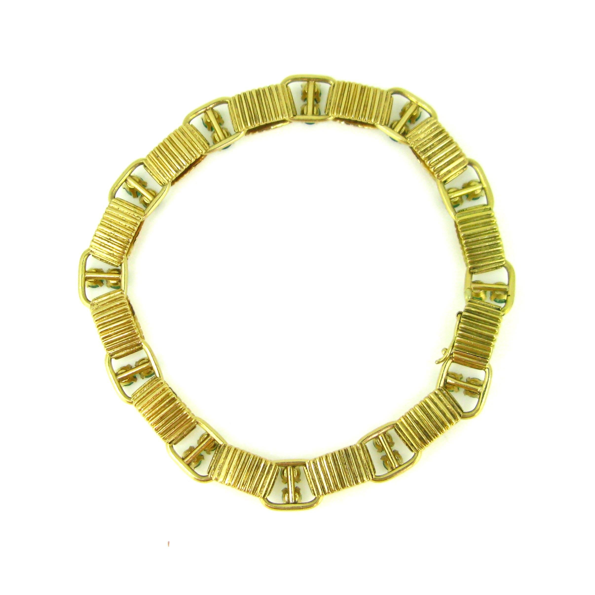 1960s Boucheron Paris Emeralds Yellow Gold Link Bracelet In Good Condition In London, GB