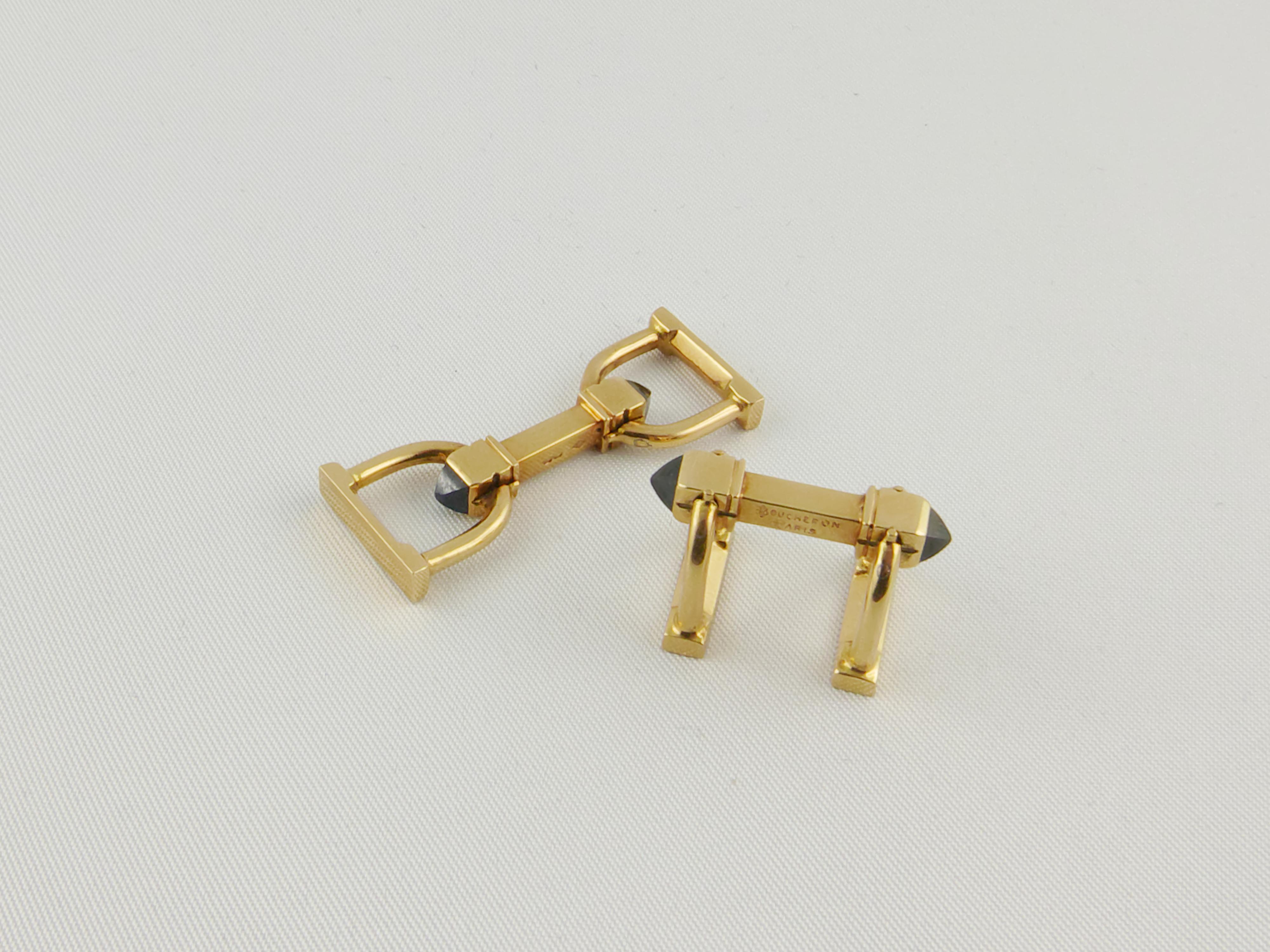 A pair of Sapphire and Yellow Gold stirrup folding Cufflinks finely crafted by  Boucheron in the 1960s.
Timeless and elegant, this pair of stirrup cufflinks are set in 18k Yellow Gold. Invisible hinges bend the stirrups, as seen in photo, adorned