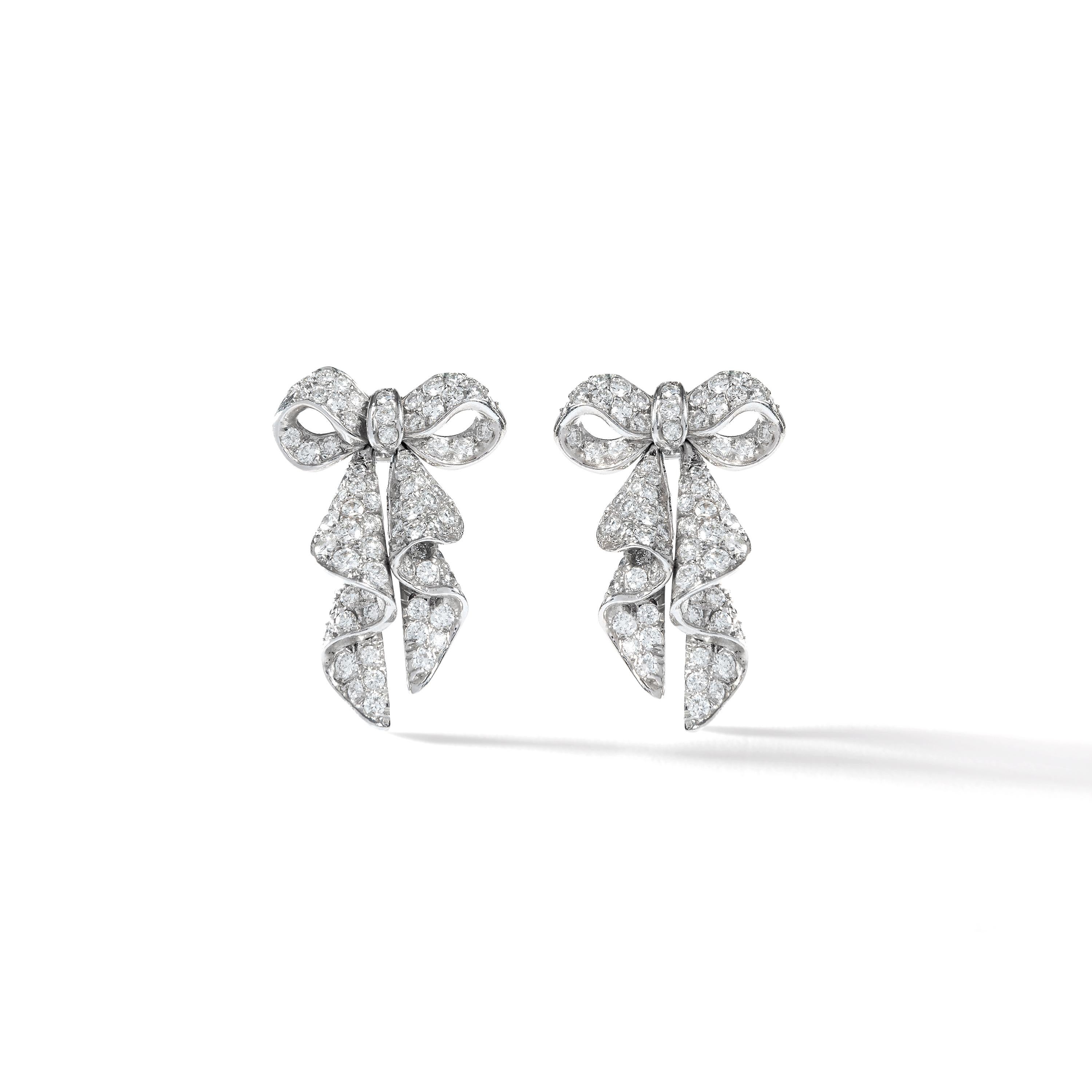 Bow design Diamond and Platinum Earrings. 
Circa 1960.
Numbered.

Total height: 1.18 inch (3.00 centimeters).
Width at maximum: 0.67 inch (1.70 centimeter).
Total weight: 15.31 grams


Former collection of a French Lady.

We are reknown for curating