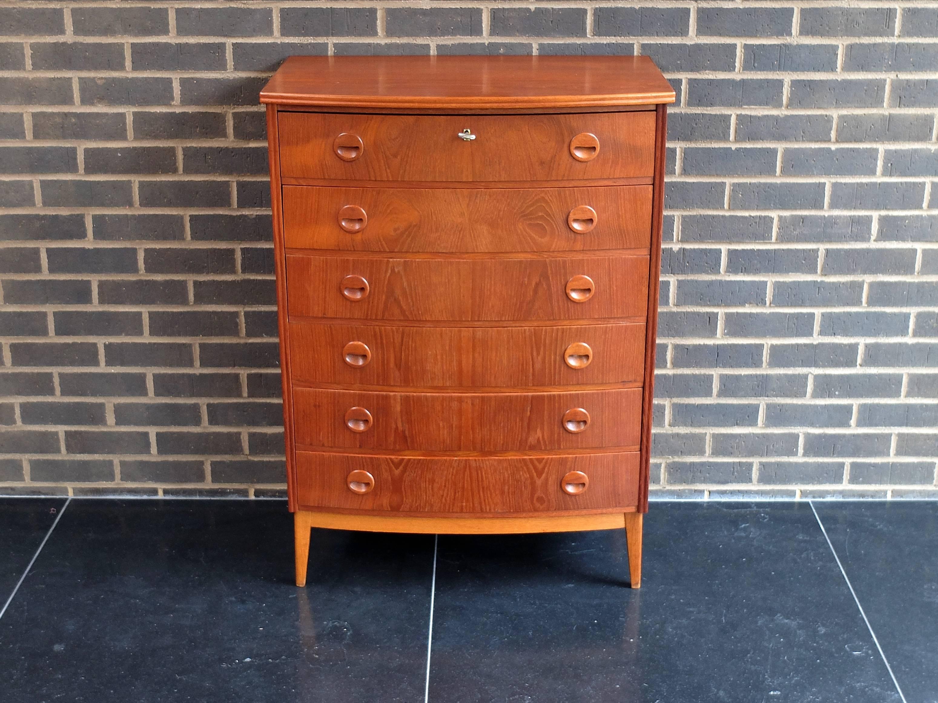 Kai Kristiansen Teak and Oak Bow fronted Dresser Chest of Drawers 1960's Danish In Excellent Condition For Sale In London, GB