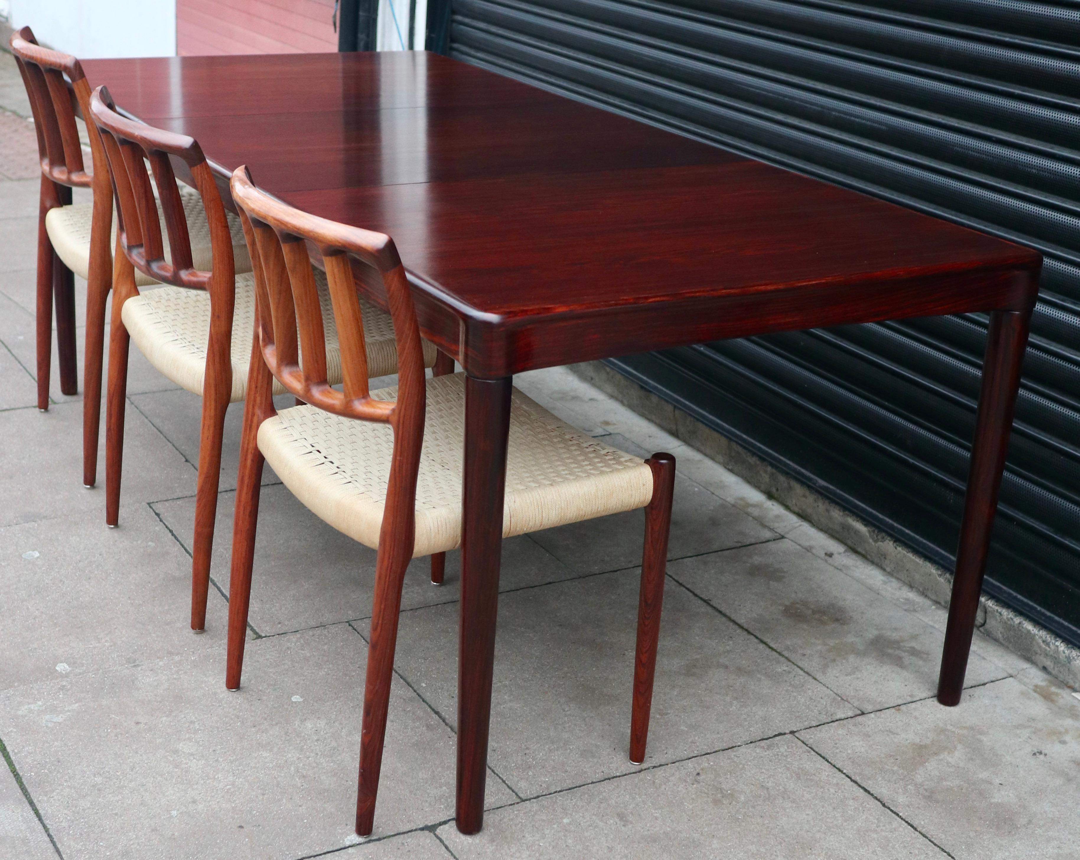 20ième siècle Table de salle à manger à rallonge rectangulaire en bois de rose Bramin HW Klein des années 1960 en vente