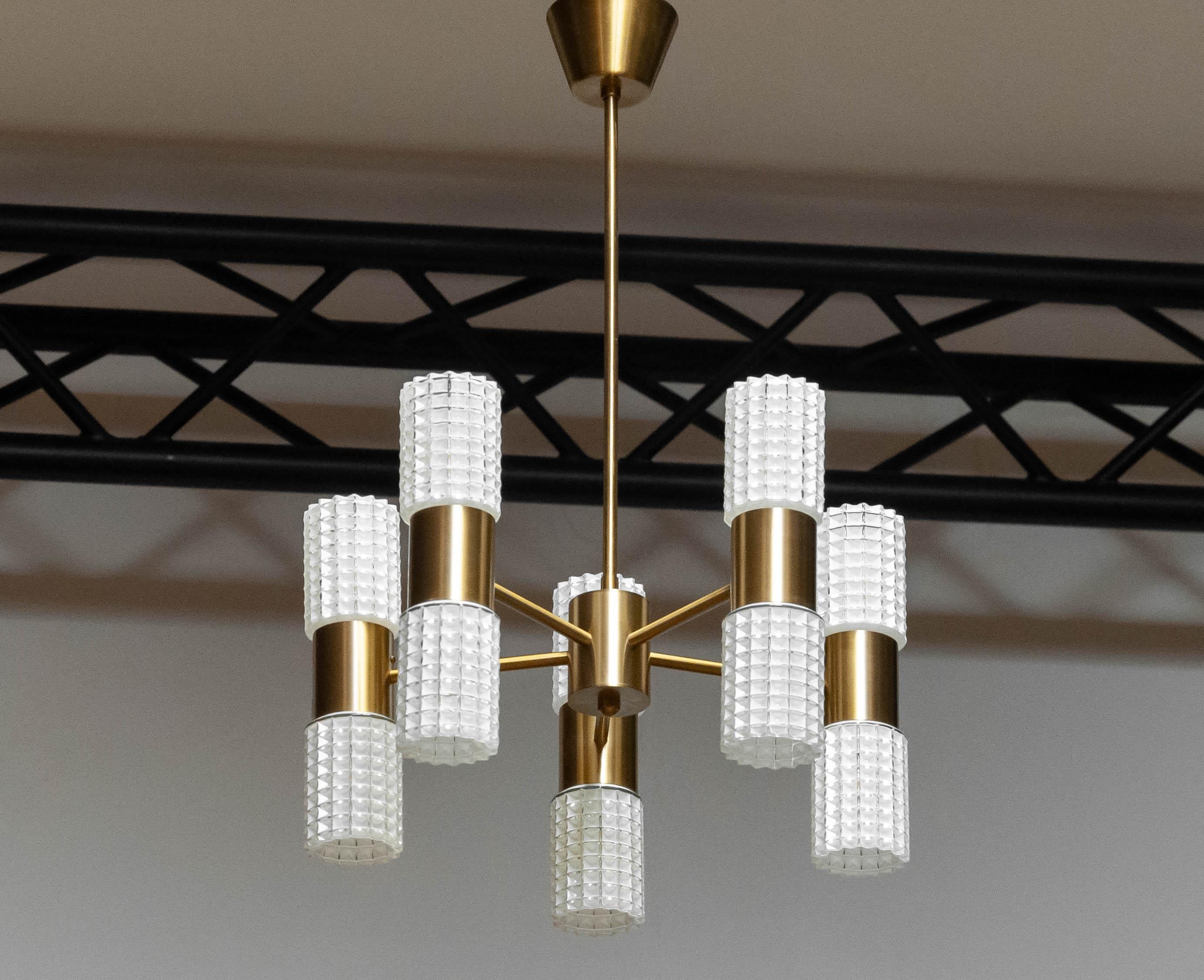 Scandinave moderne Lustre en laiton et verre d'art des années 1960 par Hans-Agne Jakobsson pour Markaryd Suède en vente