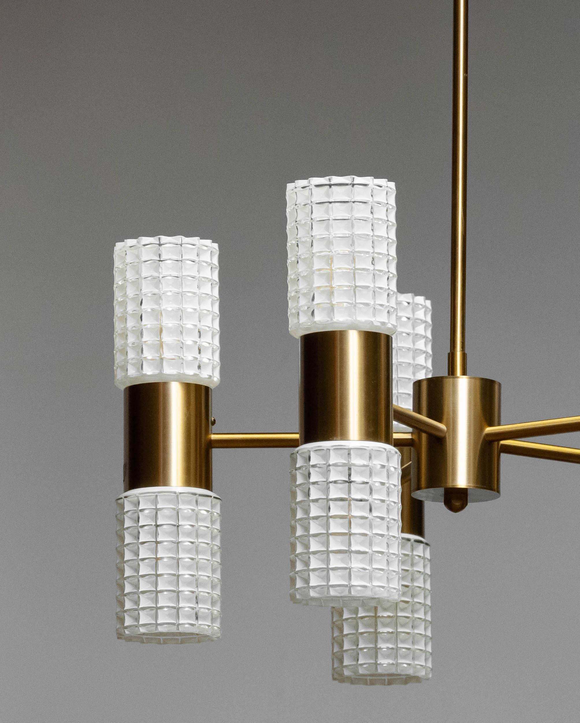 Milieu du XXe siècle Lustre en laiton et verre d'art des années 1960 par Hans-Agne Jakobsson pour Markaryd Suède en vente