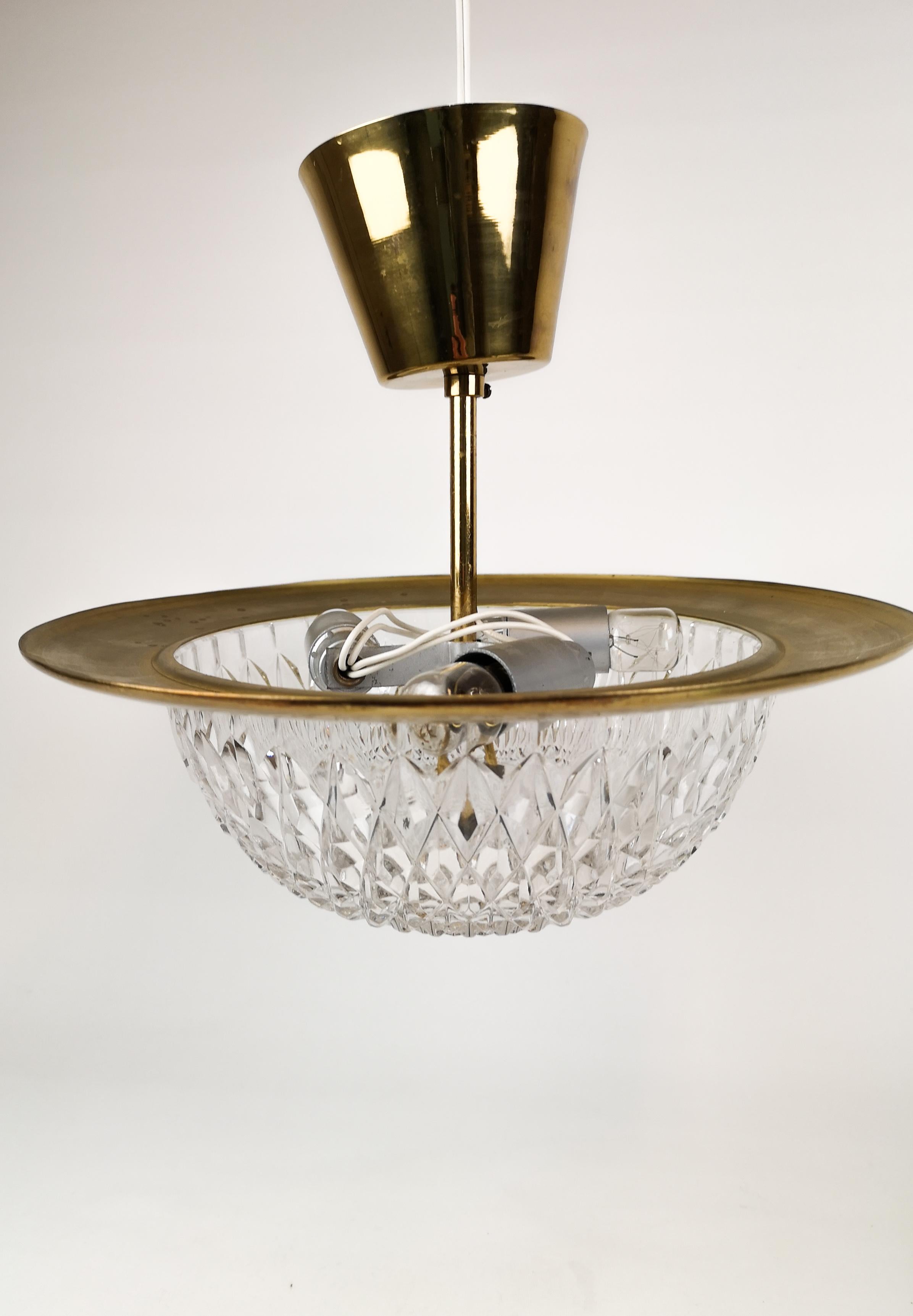 Wonderful smaller celling lamp made by Tyringe konsthantverk in Sweden. Crystal with brass makes this lamp give a joyful light when lit. 

Nice working condition.

Measures. D 30 cm H 27/13 cm.
 
