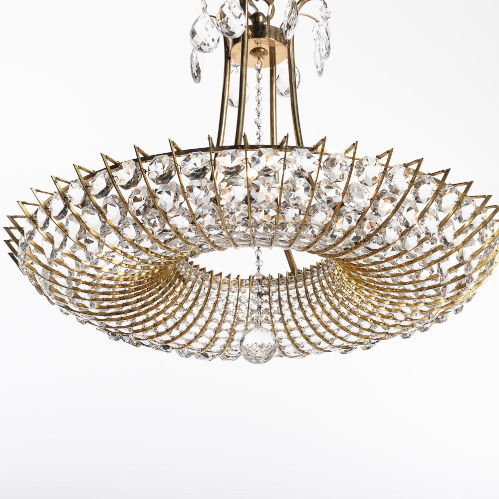 1960s Brass and Crystal Glass Chandelier in the Style of Lobmeyr In Good Condition For Sale In Amsterdam, NH