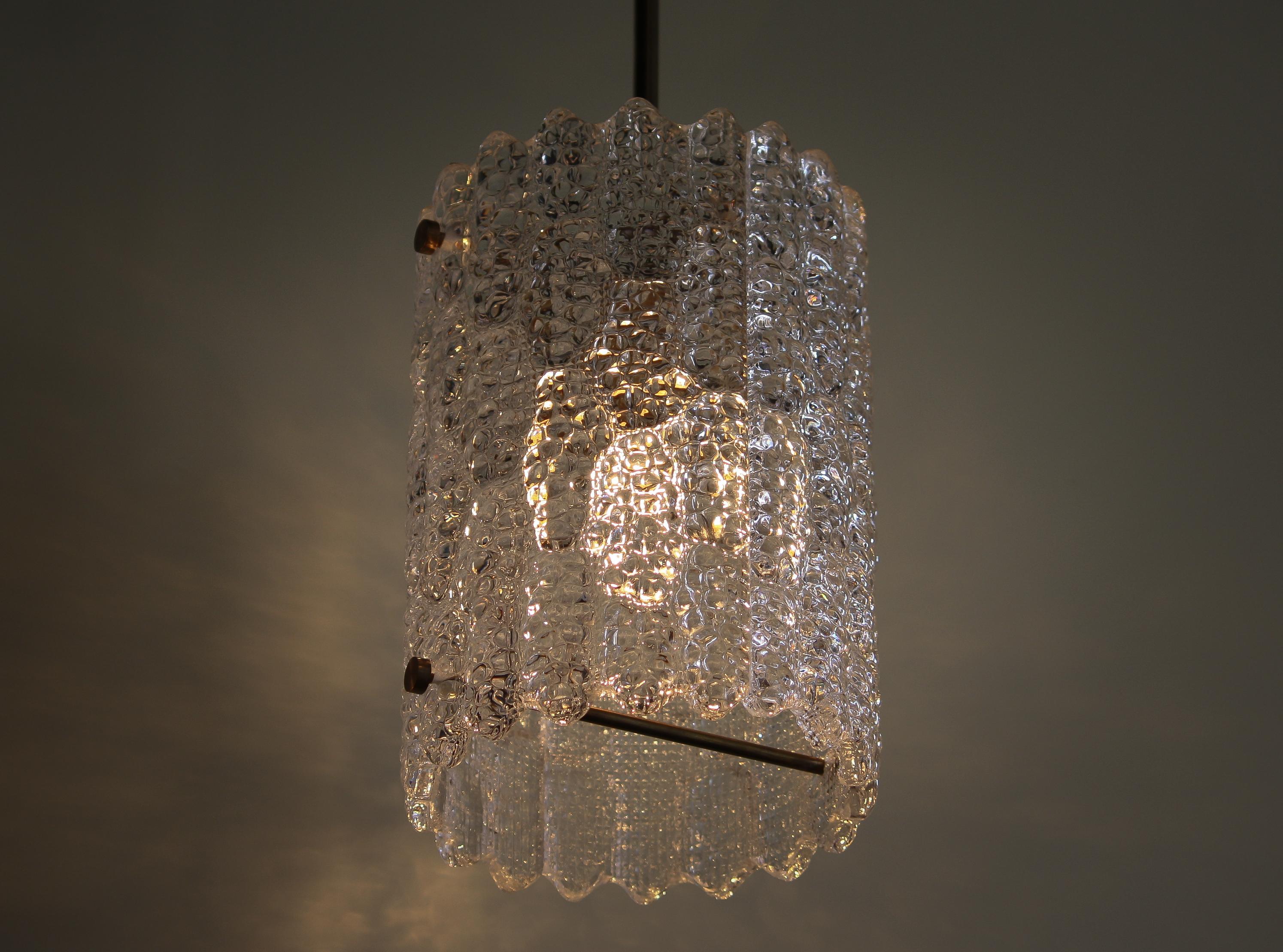 Beautiful pendant designed by Carl Fagerlund for Orrefors, Sweden.
This lamp is made of brass with crystal glass and is in a very nice condition.
The textured glass reflects a wonderful light.
Period 1960s.
Dimensions: H 25 cm, ø 18 cm.