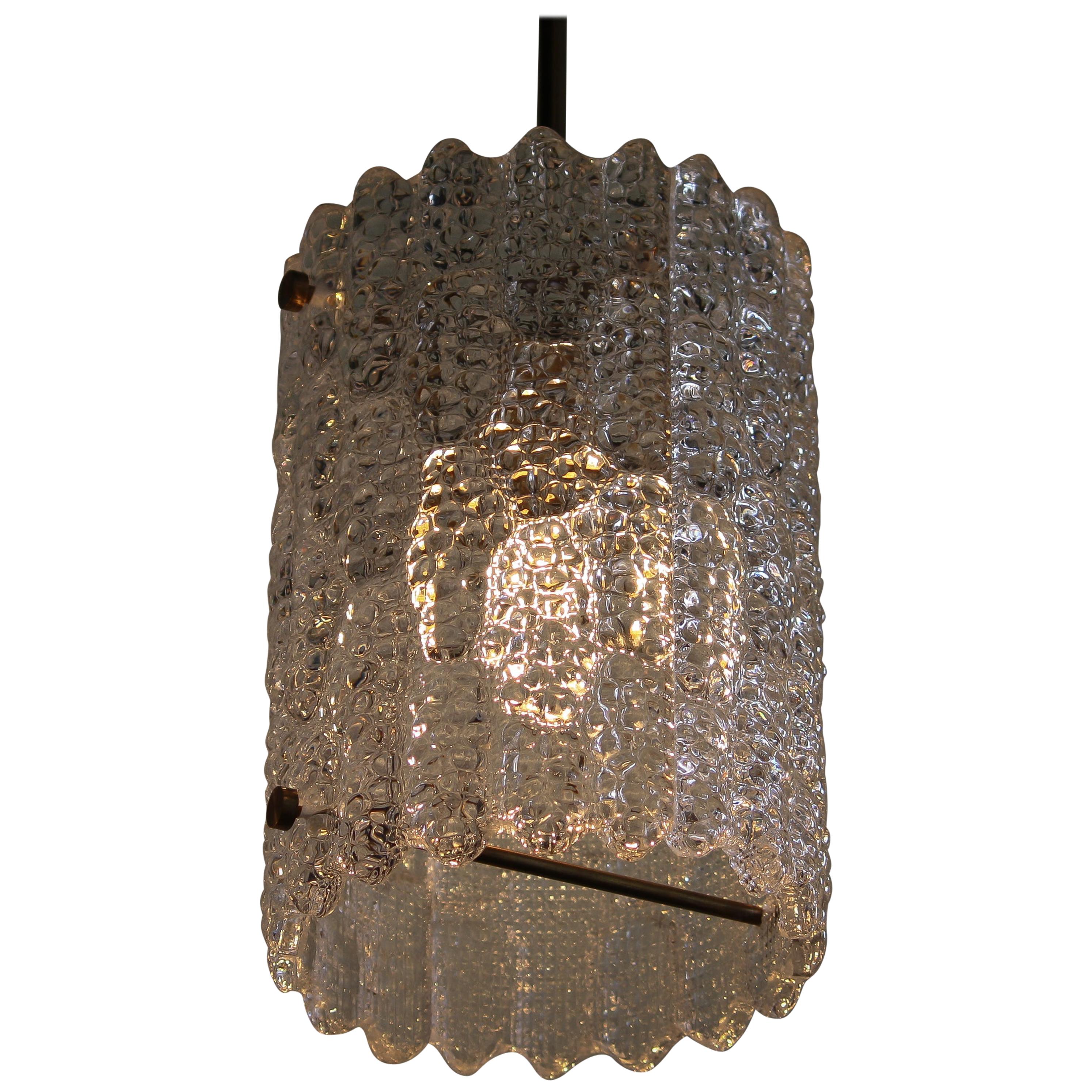 Beautiful pendant designed by Carl Fagerlund for Orrefors, Sweden.
This lamp is made of brass with crystal glass and is in a very nice condition.
The textured glass reflects a wonderful light.
Period 1960s.
Dimensions: H 25 cm, ø 18 cm.