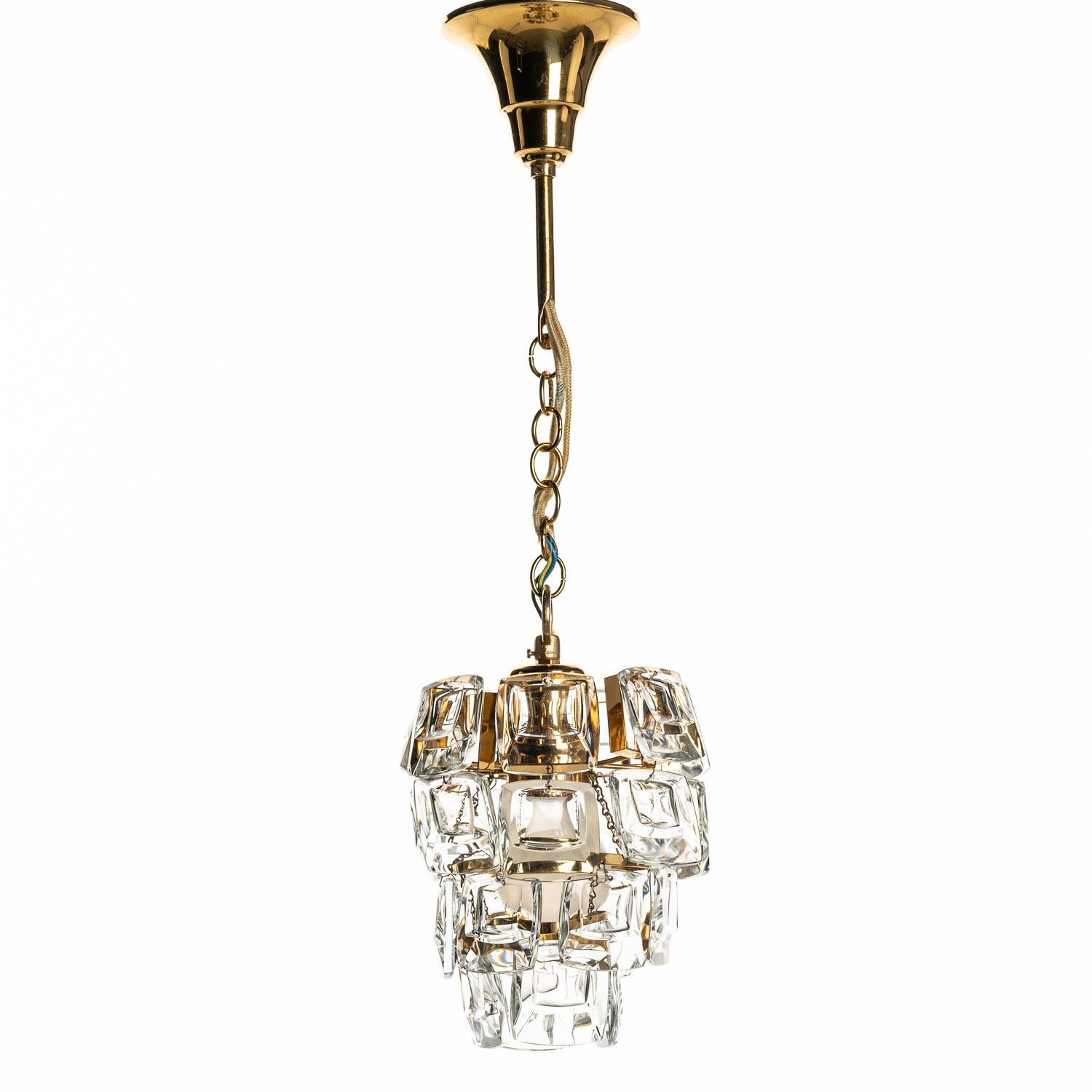 Petit pendant by Palwa. Consist of a gilded brass frame and crystal Glass “lenses”. It holds one E27 socket and authenticity is guaranteed with the original Palwa sticker still in place on the canopy. 

In full working condition and ready to use.