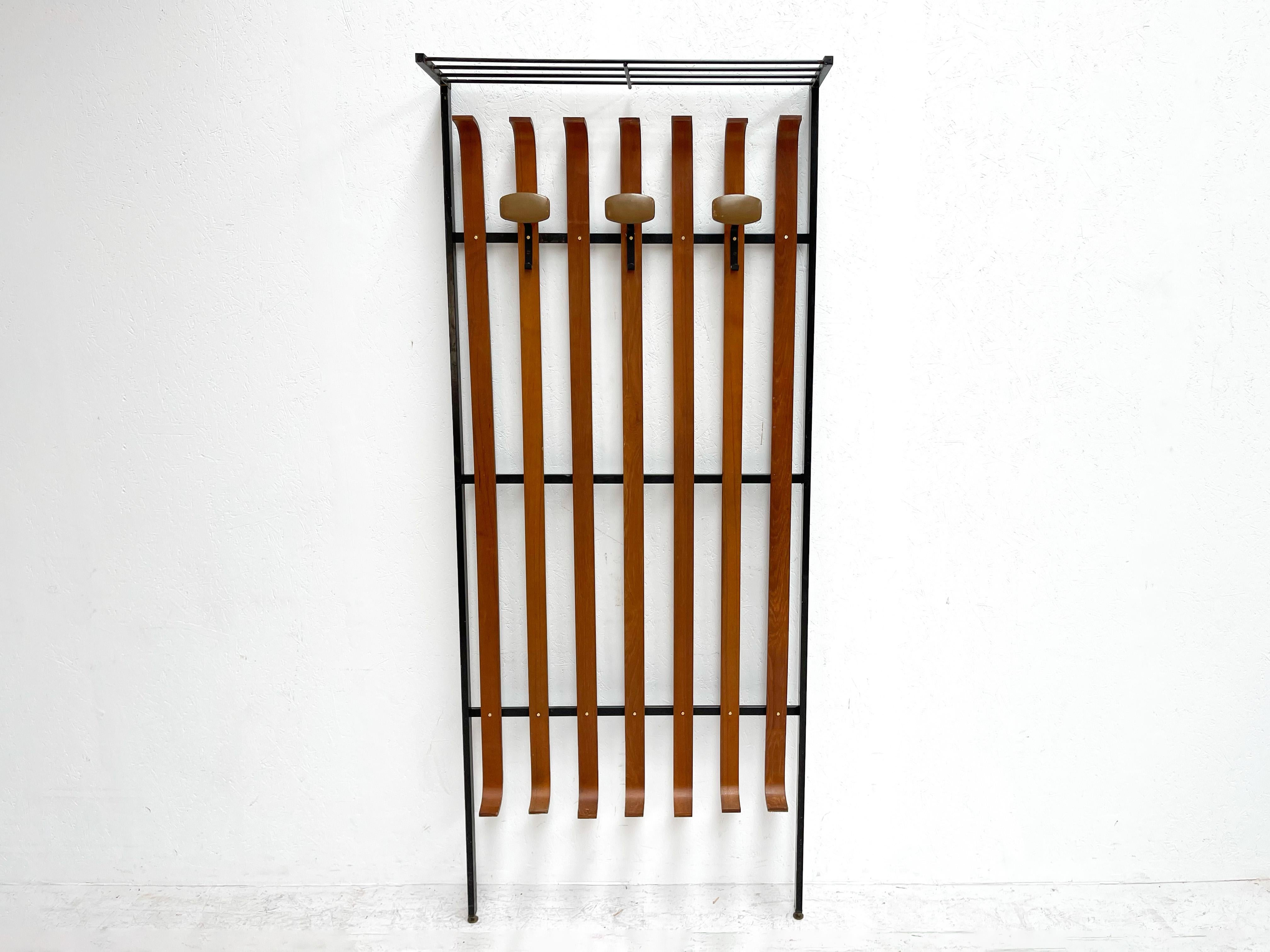 Beautiful Italian coat rack
An elegant and lovely Italian coat rack.
The coat rack features a wood frame with beautiful leather hangers.
 
This coatrack can be put on the ground and fixed to the wall.
 
The coat rack is in good condition with