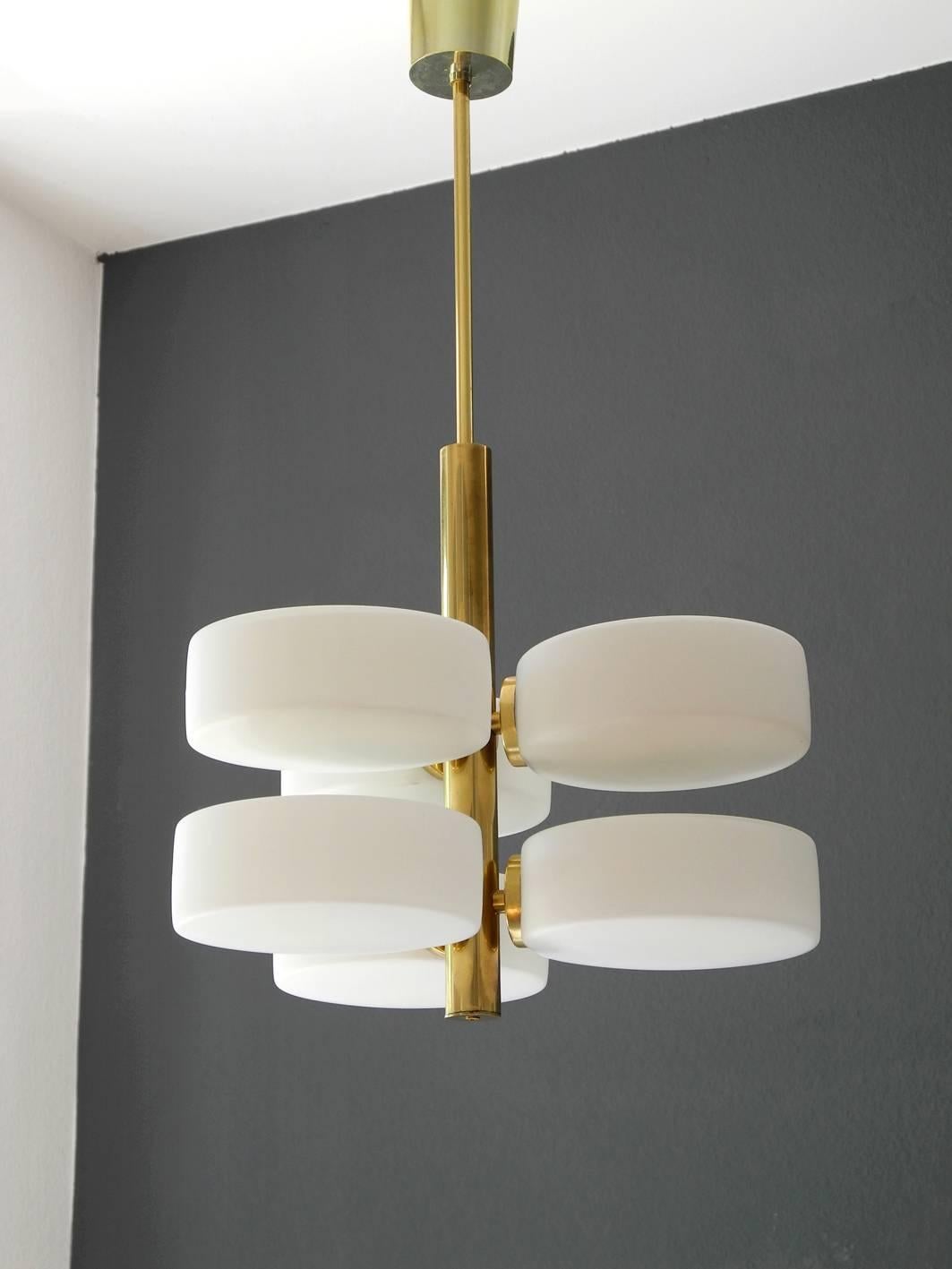 Beautiful rare Kaiser brass ceiling lamp with six flat cylindrical opal glass shades. Great 1960s Space Age design for pleasant and glare-free light. Very good vintage condition without damage. Original condition and fully functional.
Six E14
