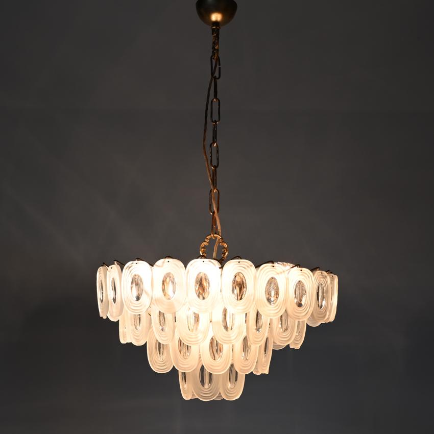 Italiano Lampadario in ottone e vetro degli anni '60 attribuito a Gino Vistosi in vendita