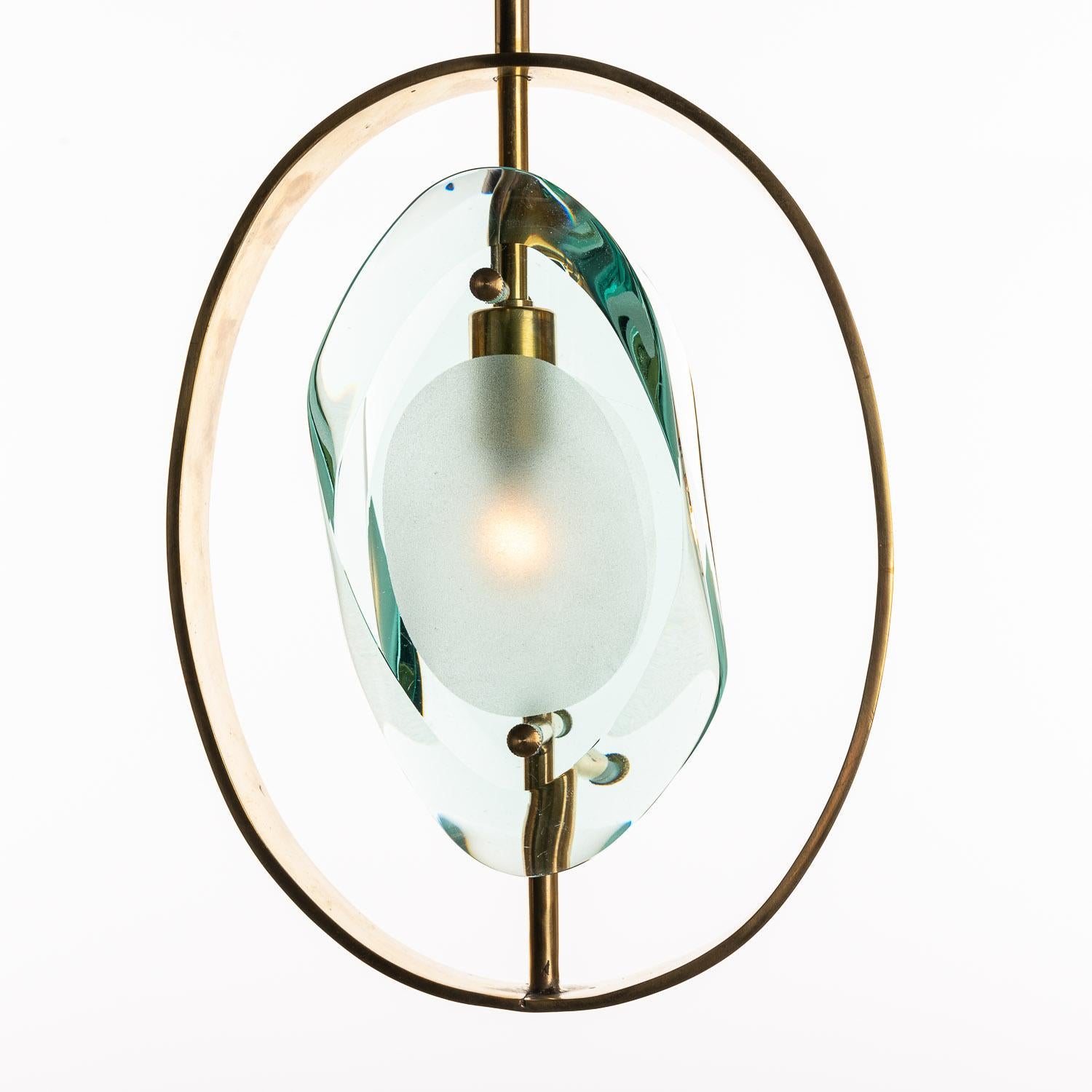 Very elegant 1960's pendant by Max Ingrand for Fontana Arte, Model 1933, from the Micro series. 
The iconic double lens cut panels of thick (2cm) profiled polished Murano glass with etched glass centers placed within a polished brass ring suspended