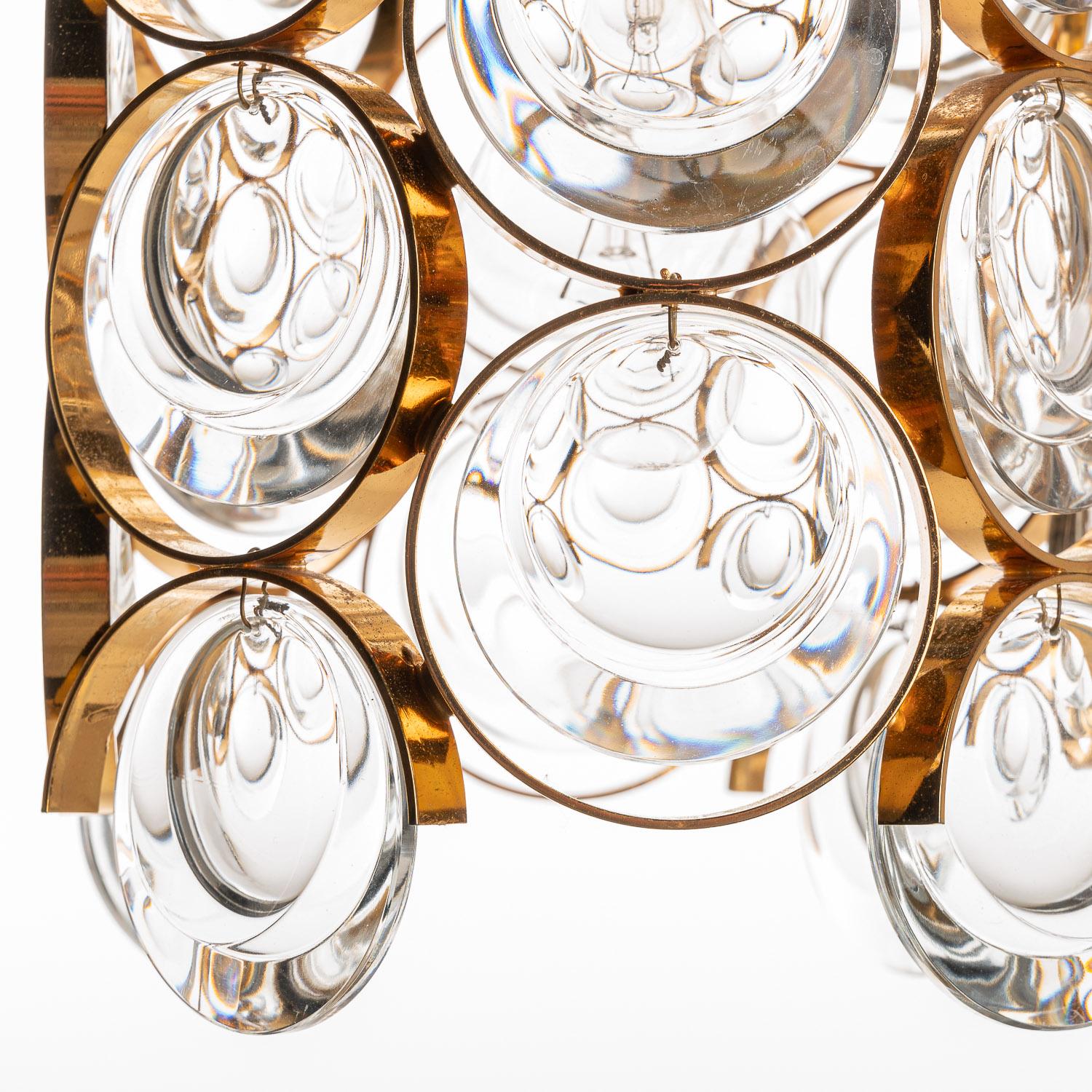 Kleiner Anhänger von Palwa. Besteht aus einem vergoldeten Messingrahmen und Ringen mit Kristallglas-