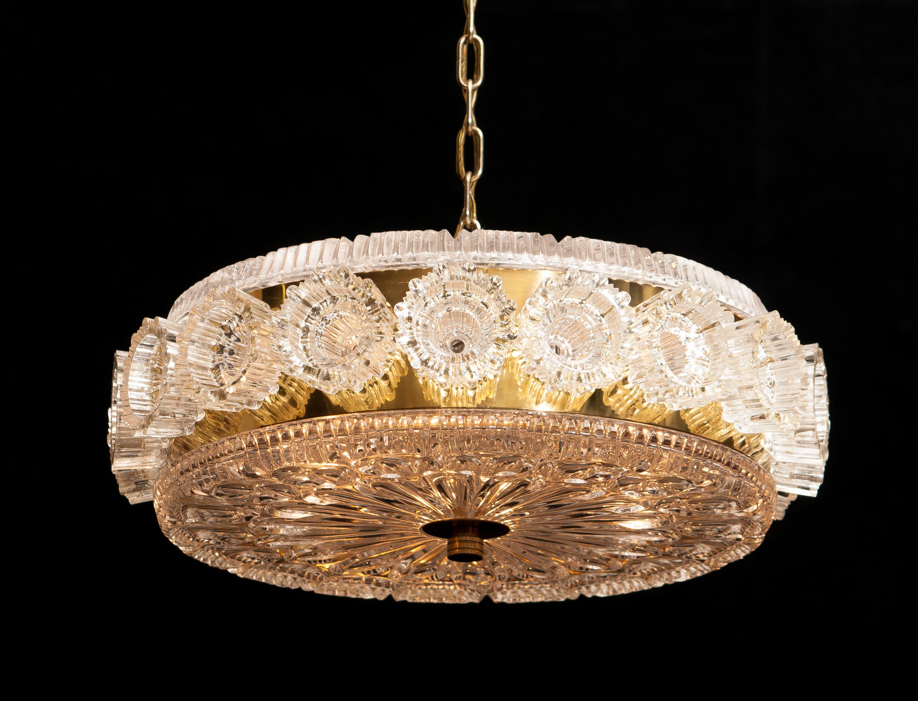 Beautiful lamp designed by Carl Fagerlund for Orrefors, Sweden.
This pendant is made of brass and lovely 'flowers' of glass on the edge.
The total height is 112 cm but it is easy to make the chain shorter.
It is in a very nice condition.
Period: