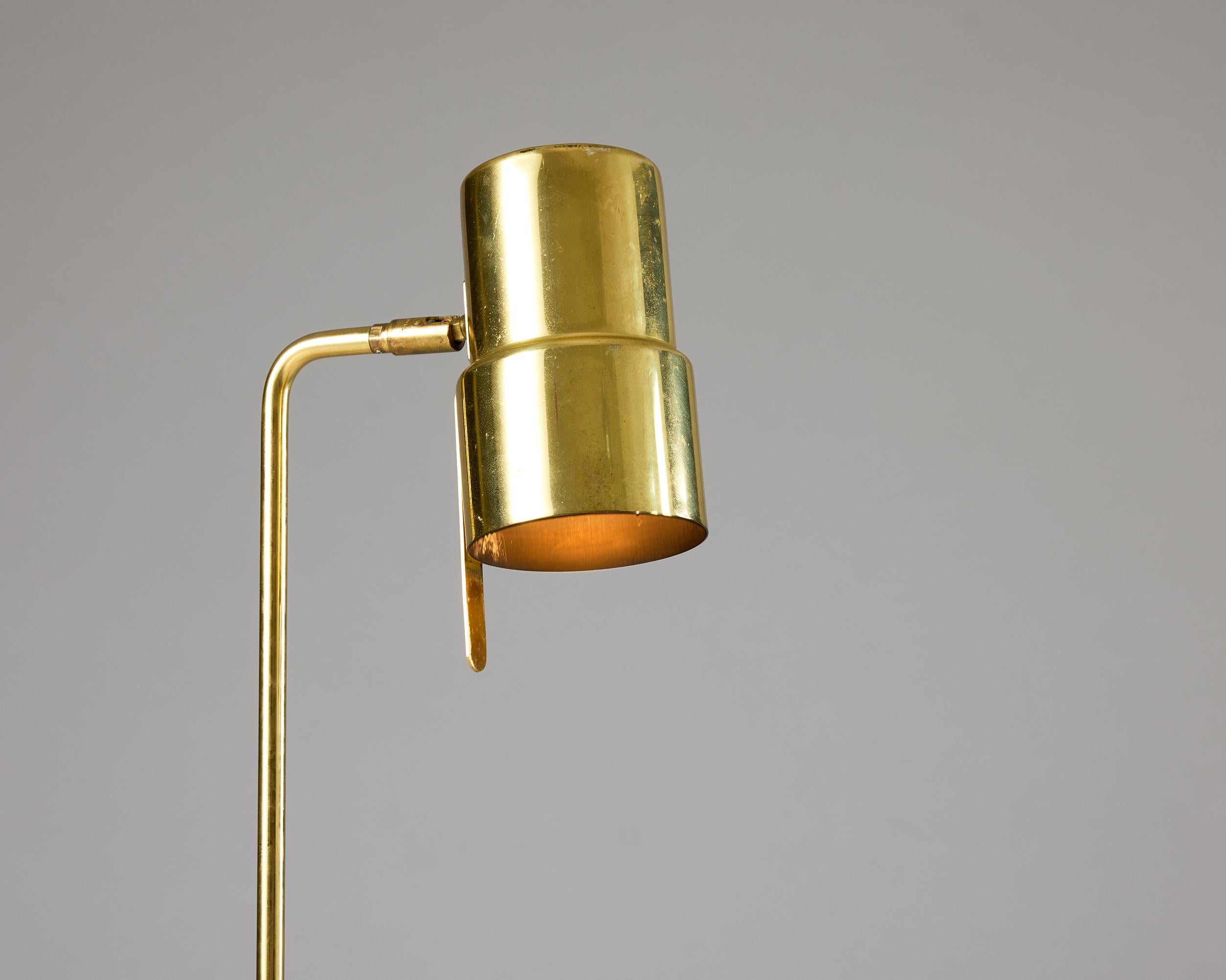Metà XX secolo Lampada da terra in ottone degli anni '60 di Hans-Agne Jakobsson - Model G 154/3, design svedese in vendita