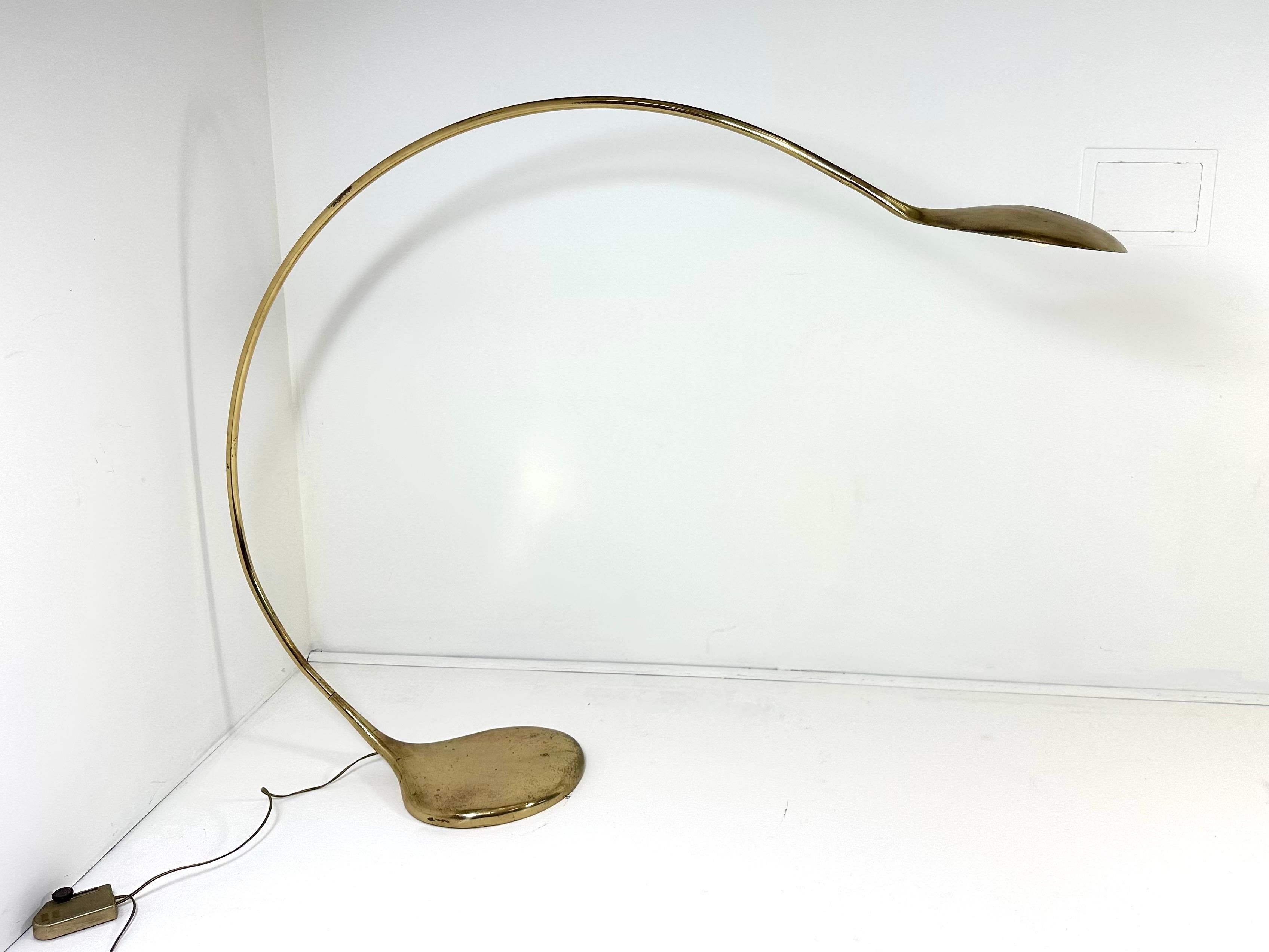 Lampadaire sculptural en laiton des années 1960.  La base pondérée contrebalance le design arqué. Signature inconnue.