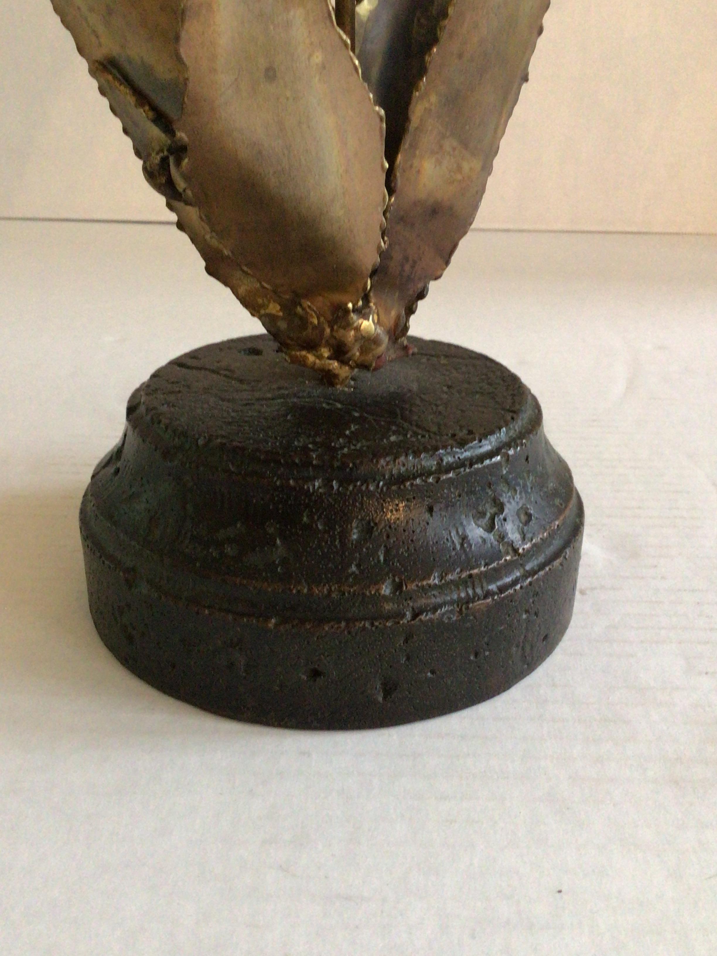 Scultura floreale in ottone del 1960 su base di composizione in vendita 3