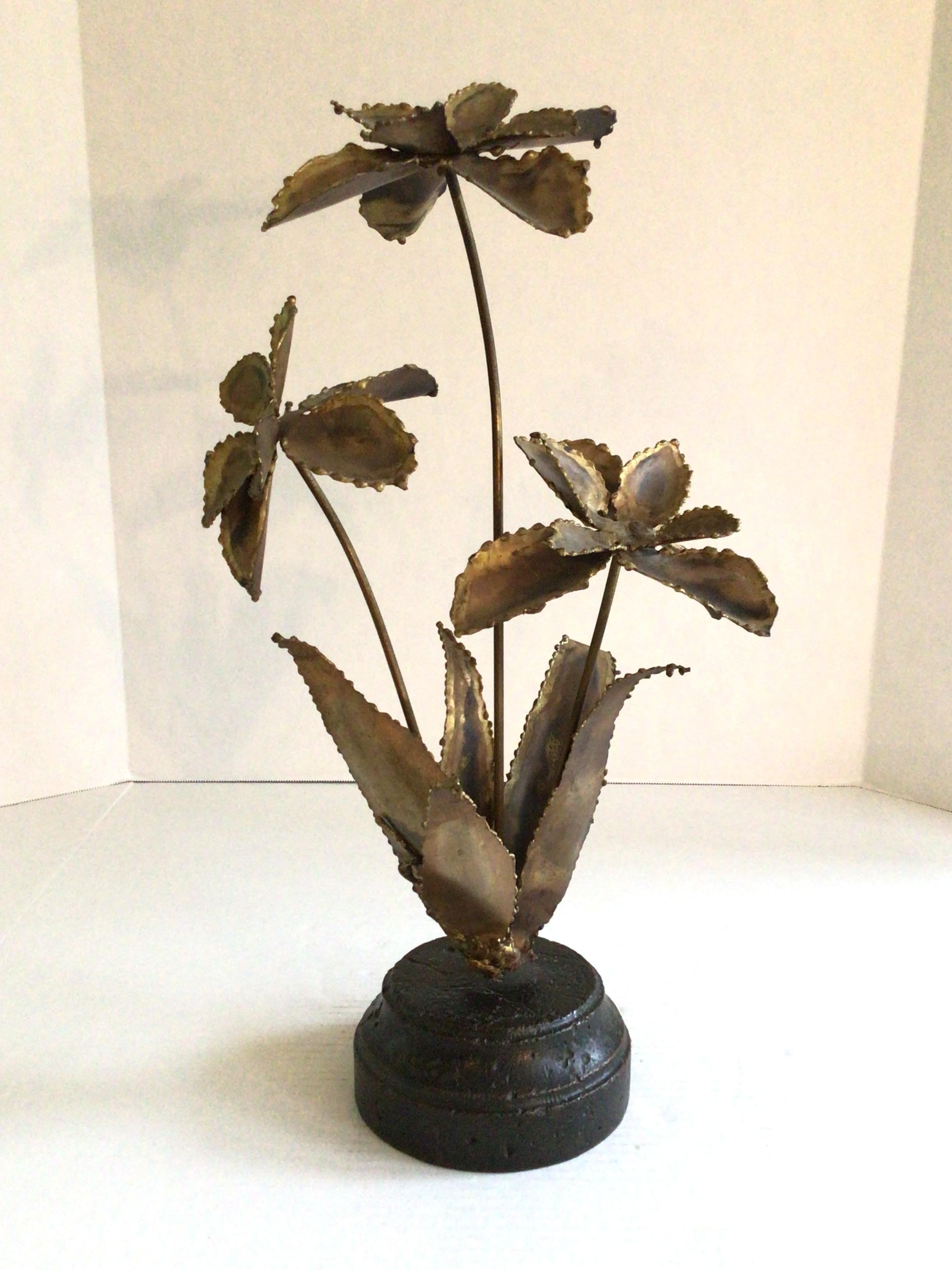 Scultura floreale in ottone del 1960 su base di composizione
Medio Secolo Moderno
Fiori e Foglie in ottone patinato e metallo invecchiato
Composizione Base 
