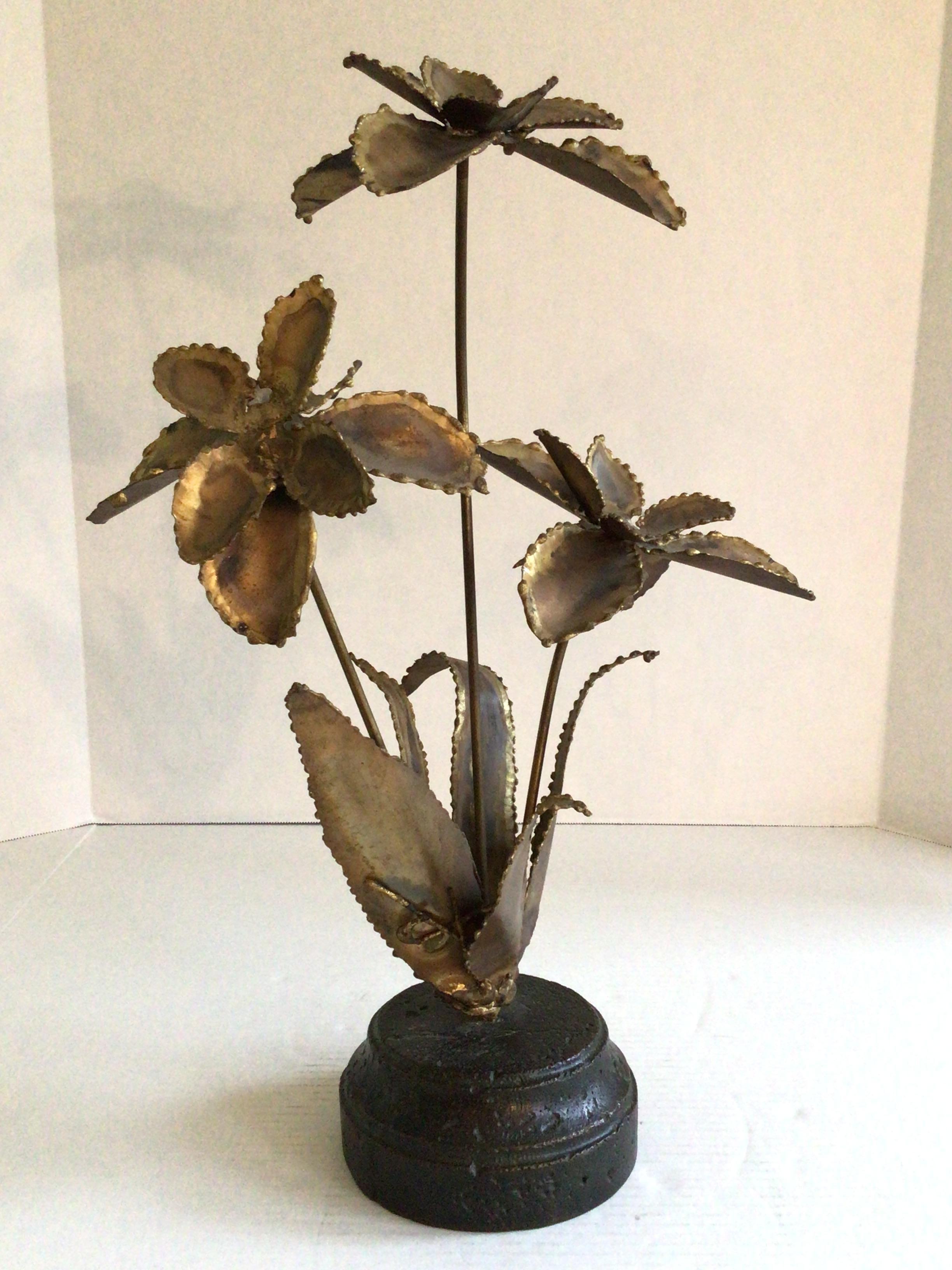 Brutalismo Scultura floreale in ottone del 1960 su base di composizione in vendita