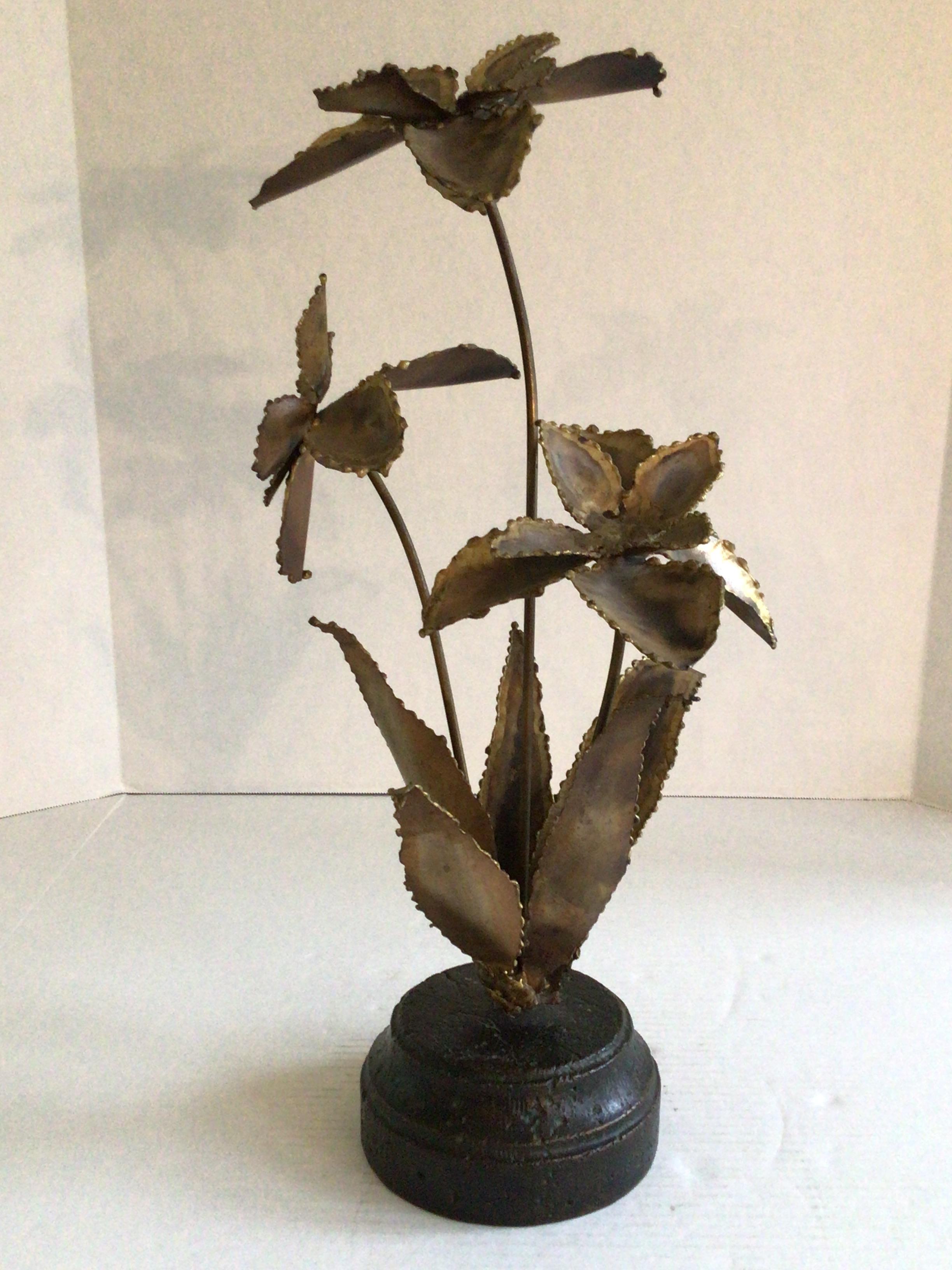 Fatto a mano Scultura floreale in ottone del 1960 su base di composizione in vendita