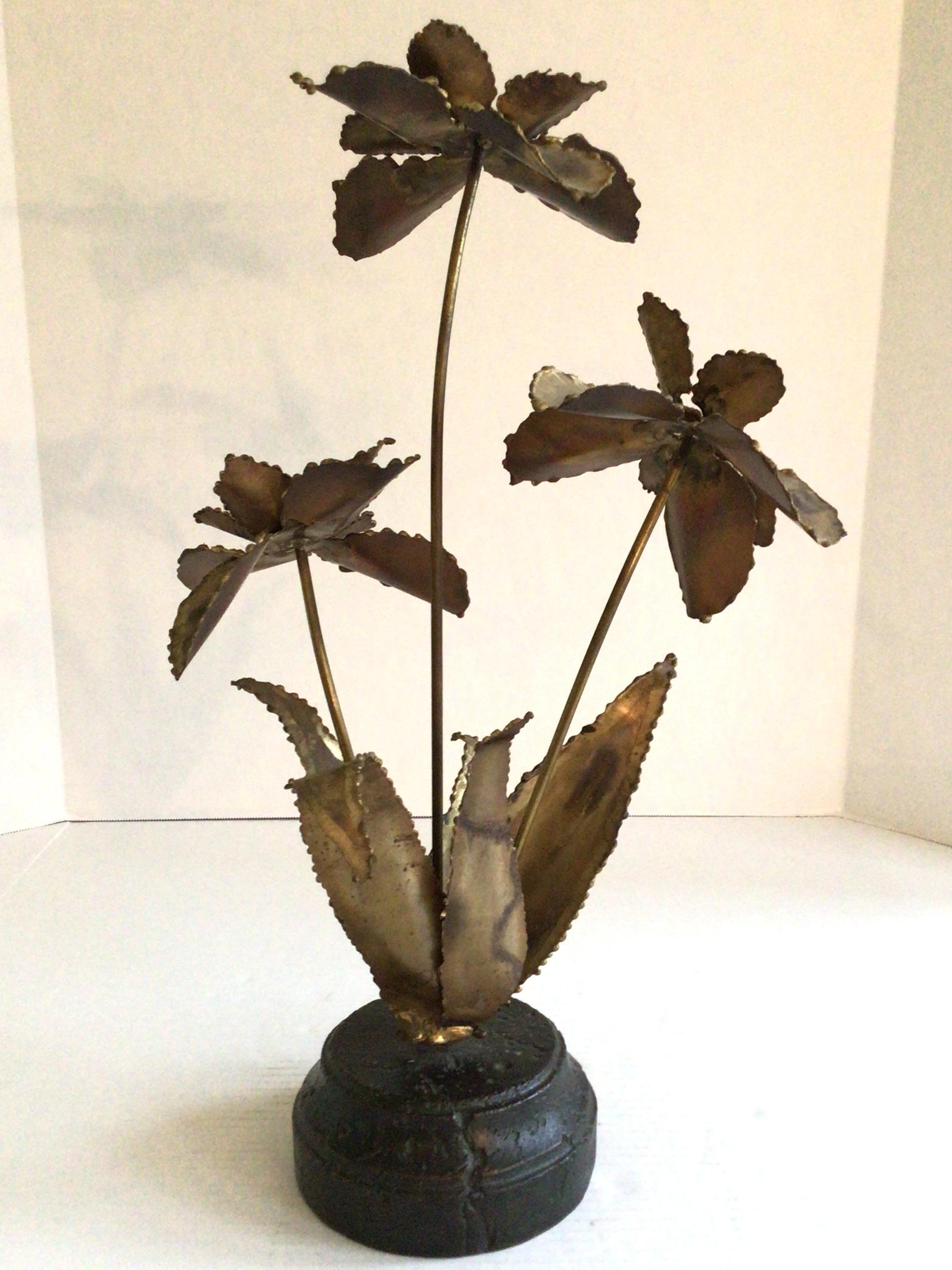 Scultura floreale in ottone del 1960 su base di composizione In condizioni buone in vendita a Tarrytown, NY