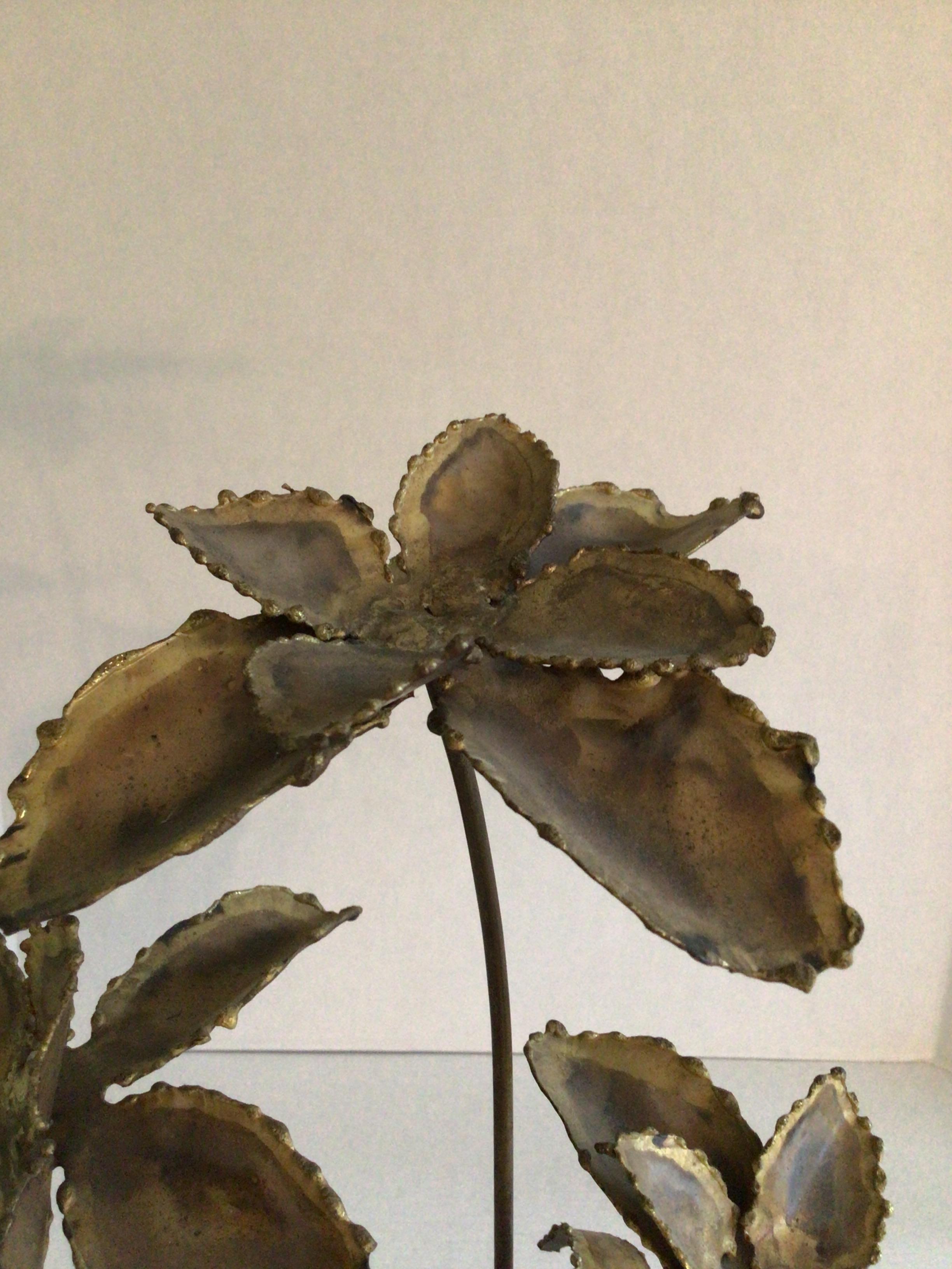 Metà XX secolo Scultura floreale in ottone del 1960 su base di composizione in vendita