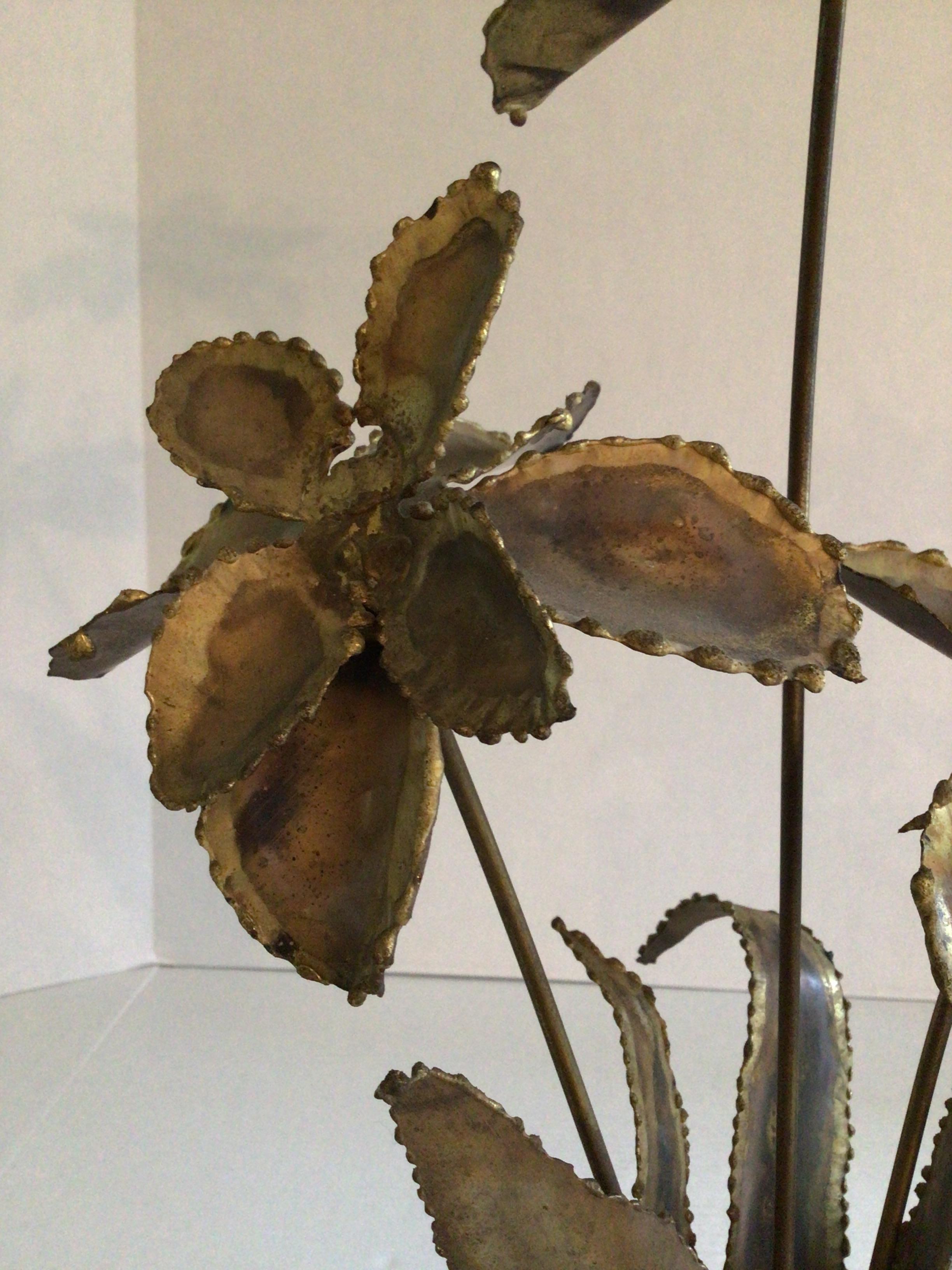Ottone Scultura floreale in ottone del 1960 su base di composizione in vendita