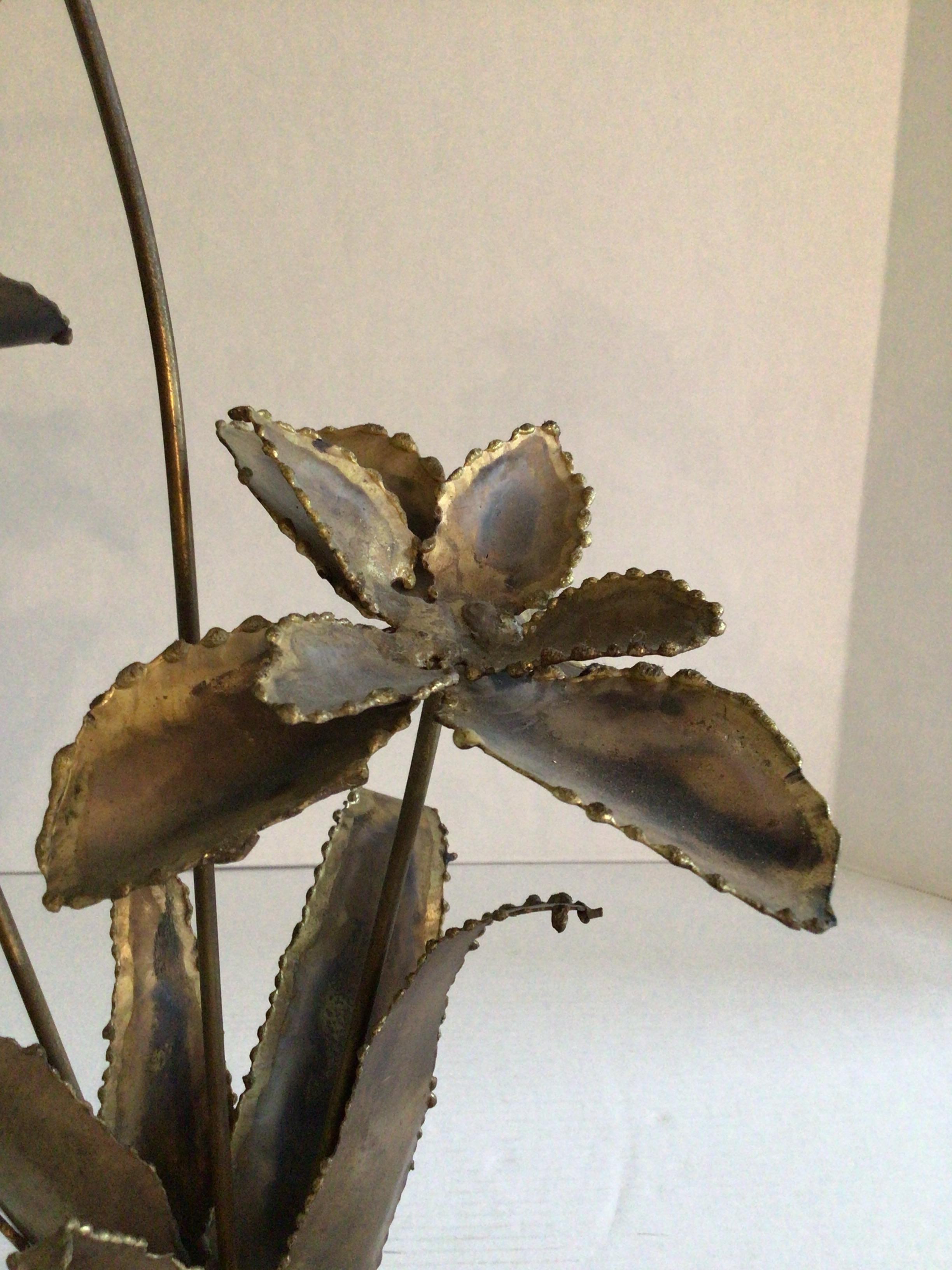 Scultura floreale in ottone del 1960 su base di composizione in vendita 1