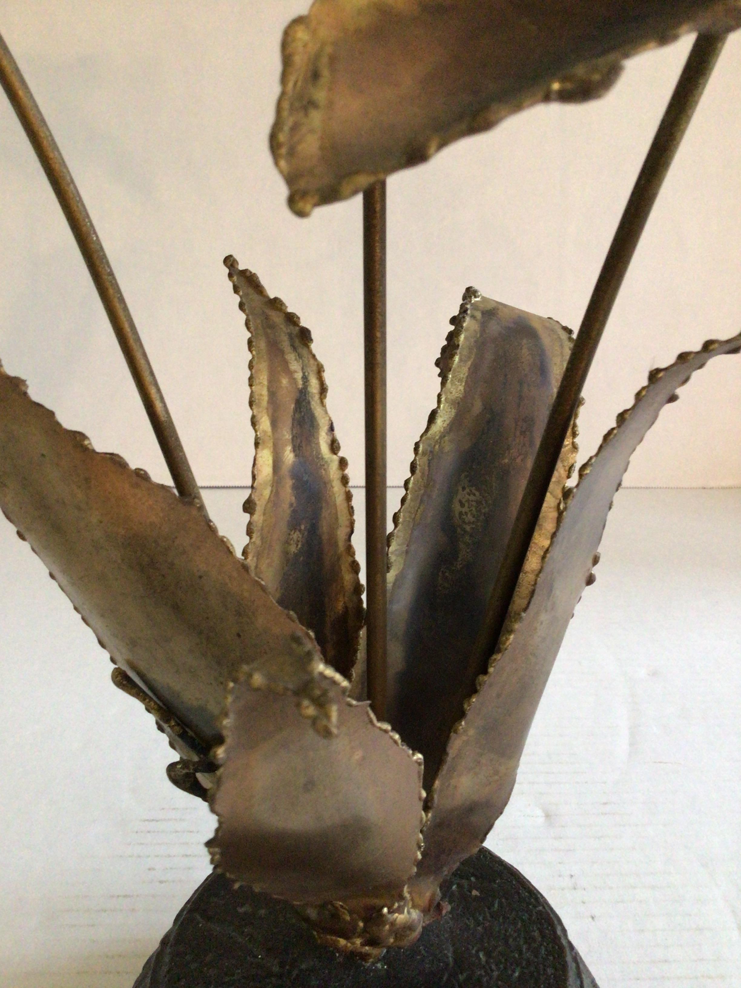 Scultura floreale in ottone del 1960 su base di composizione in vendita 2