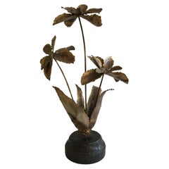 Escultura floral de latón de los años 60 sobre base de composición