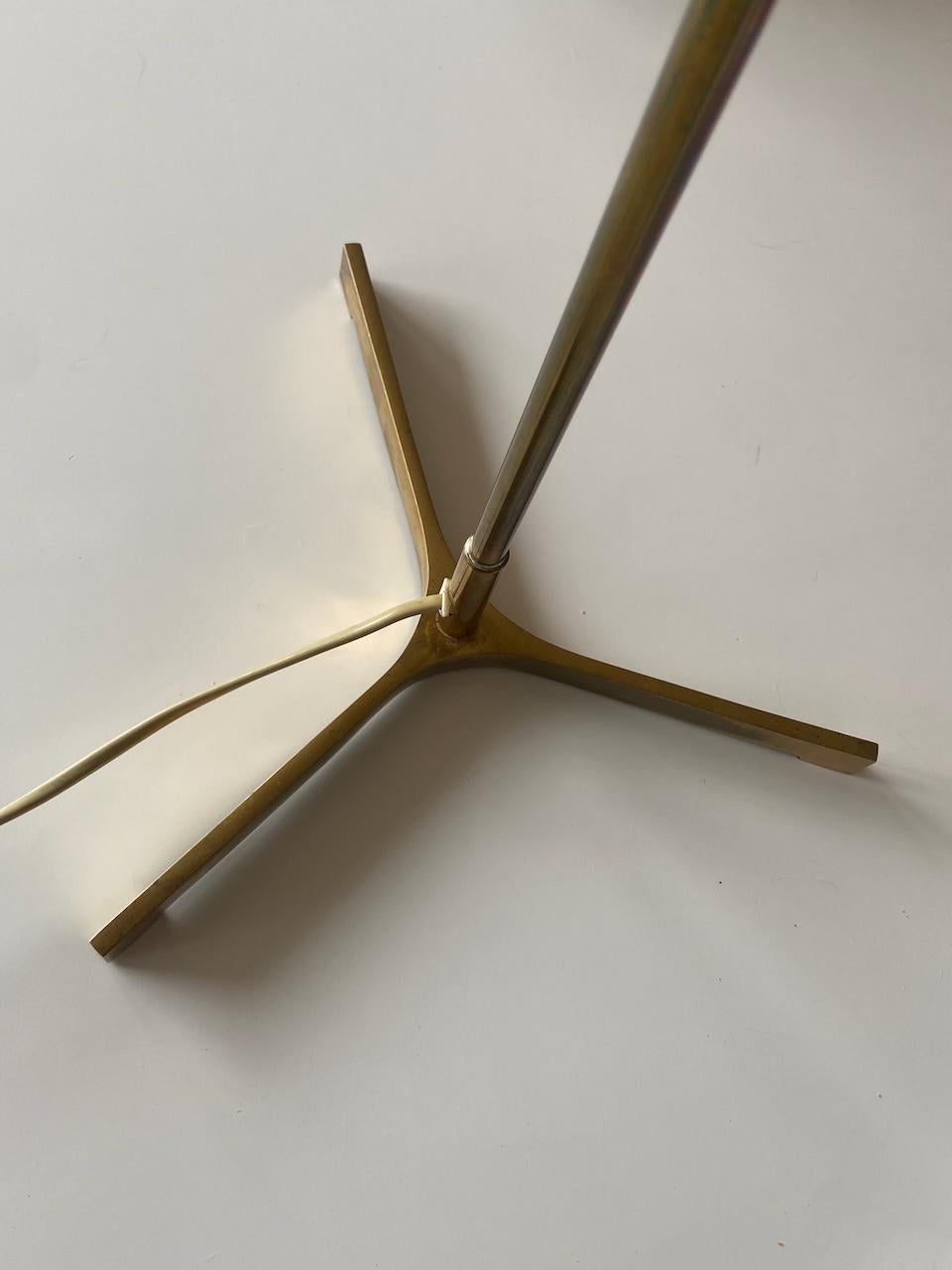Bellissima lampada da terra di Fog & Mørup, realizzata in Danimarca. Con attacco a vite E26/27 Edison. In ottime condizioni vintage e pronto all'uso con 110 e 250V.
    