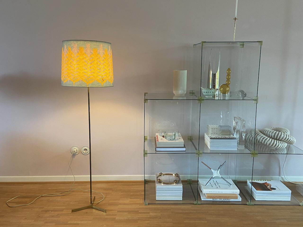 Scandinavo moderno Lampada da tavolo Fog & Mørup in ottone del 1960, Made in Denmark in vendita