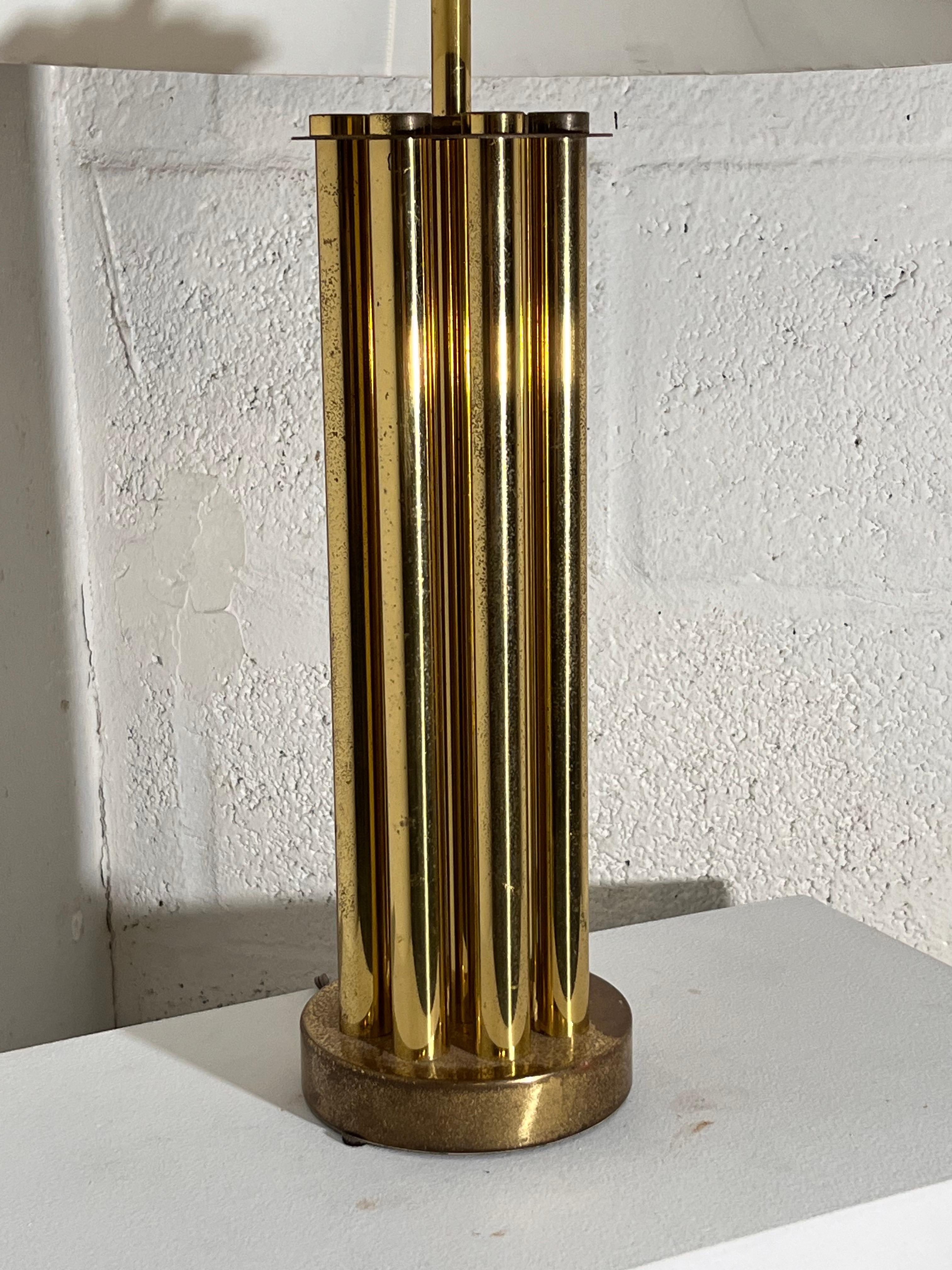 Lámpara de latón de los años 60. El pie es de latón dorado. La lámpara se vende con su pantalla. 
Diseño clásico elegante