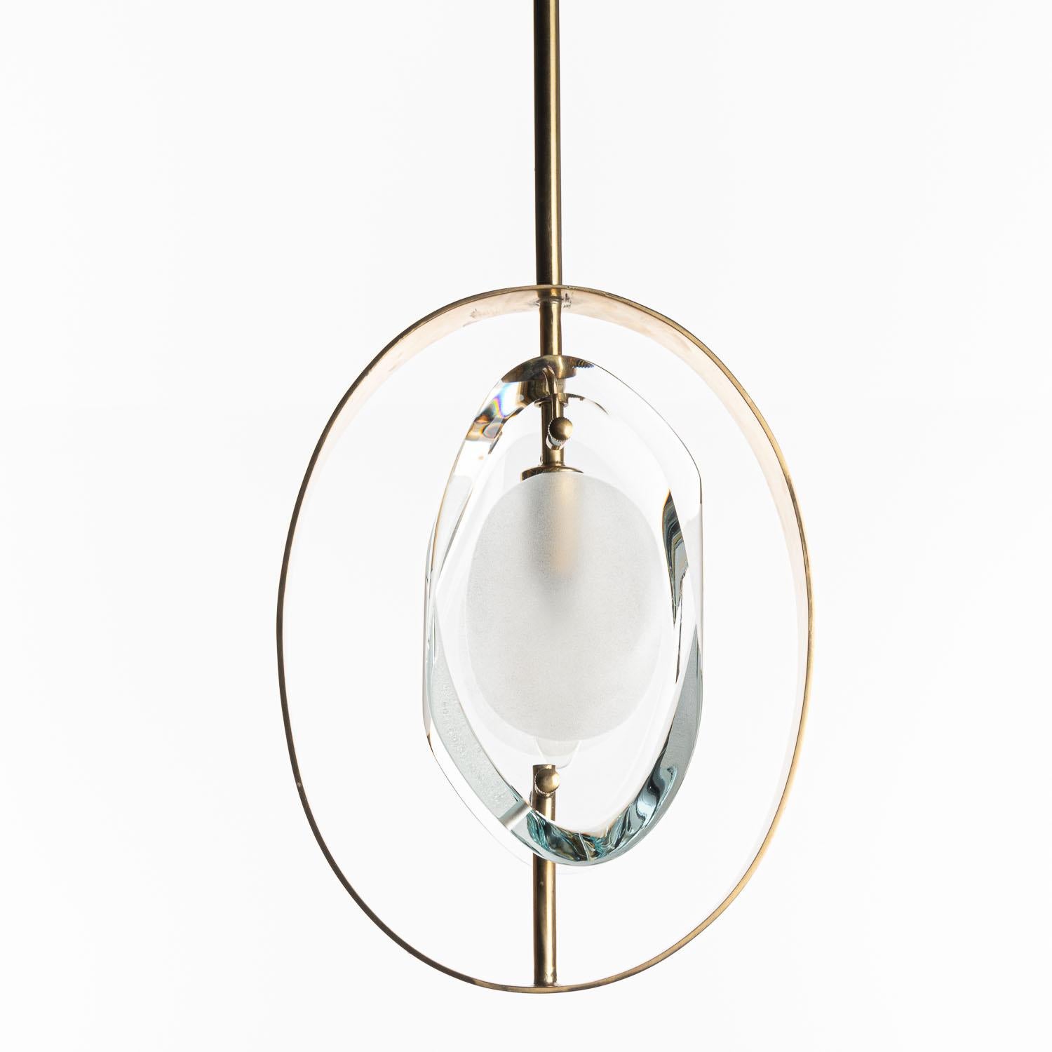 Very elegant 1960's pendant by Max Ingrand for Fontana Arte, Model 1933, from the Micro series. 
The iconic double lens cut panels of thick (2cm) profiled polished Murano glass with etched glass centers placed within a polished brass ring suspended