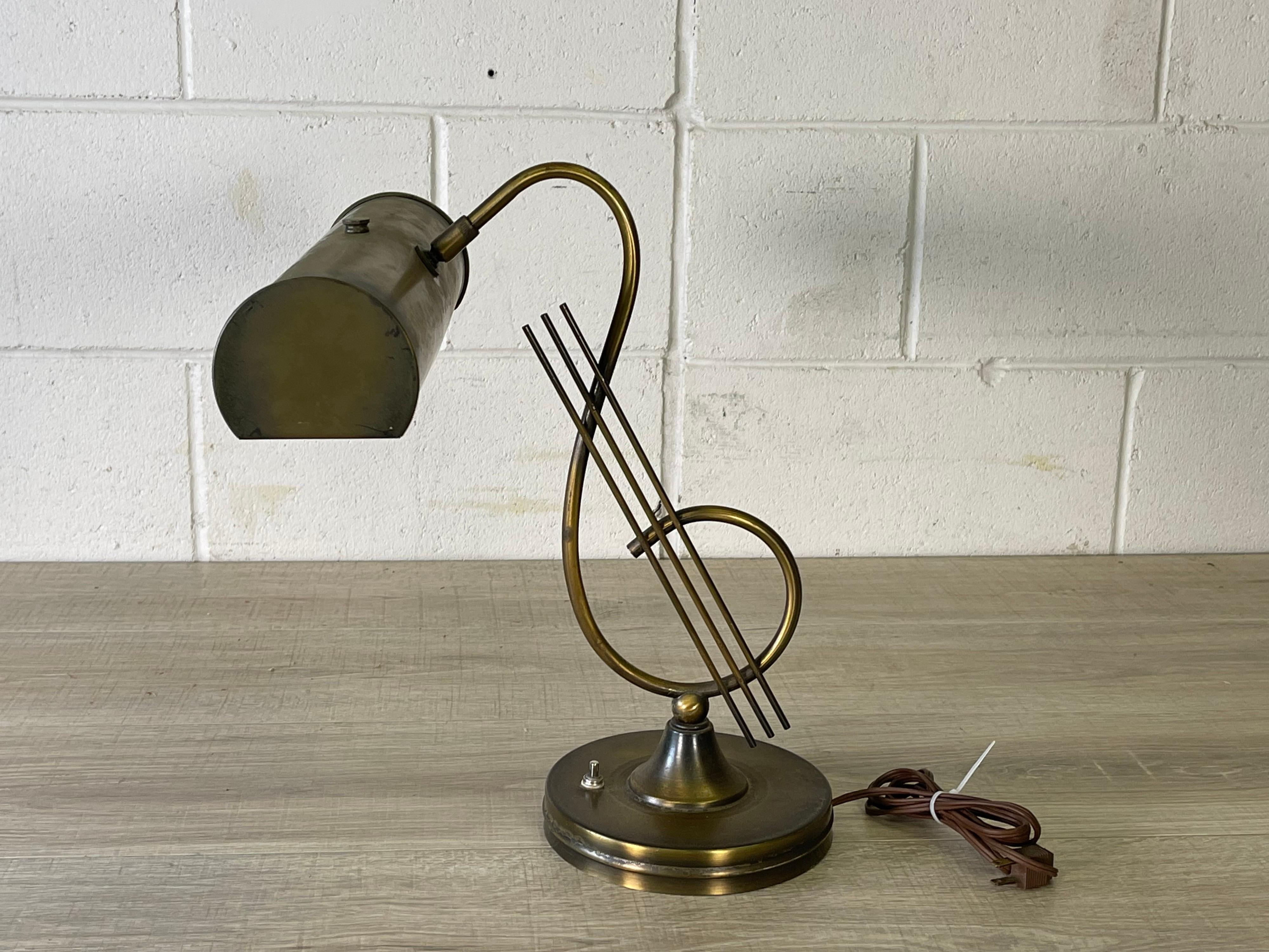 Messing-Schreibtischlampe aus den 1960er Jahren mit Notenmotiv. Der Lampenschirm aus Metall hat ein eingeschnittenes Muster. Die Schreibtischlampe ist für die USA verdrahtet und in Betrieb. Verwendet eine zylindrische Glühbirne mit niedriger