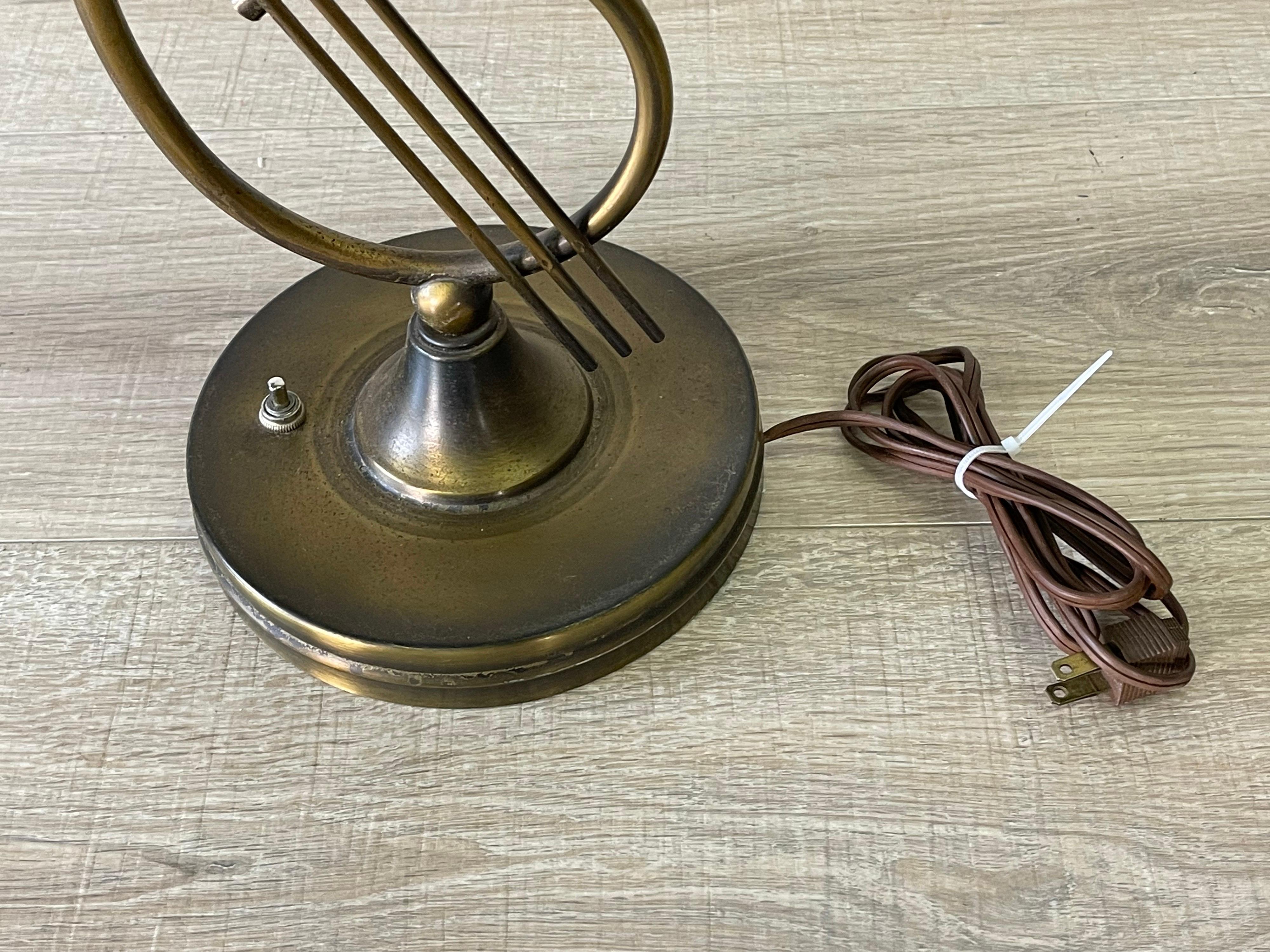 Schreibtischlampe mit Noten aus Messing aus den 1960er Jahren (Moderne der Mitte des Jahrhunderts)