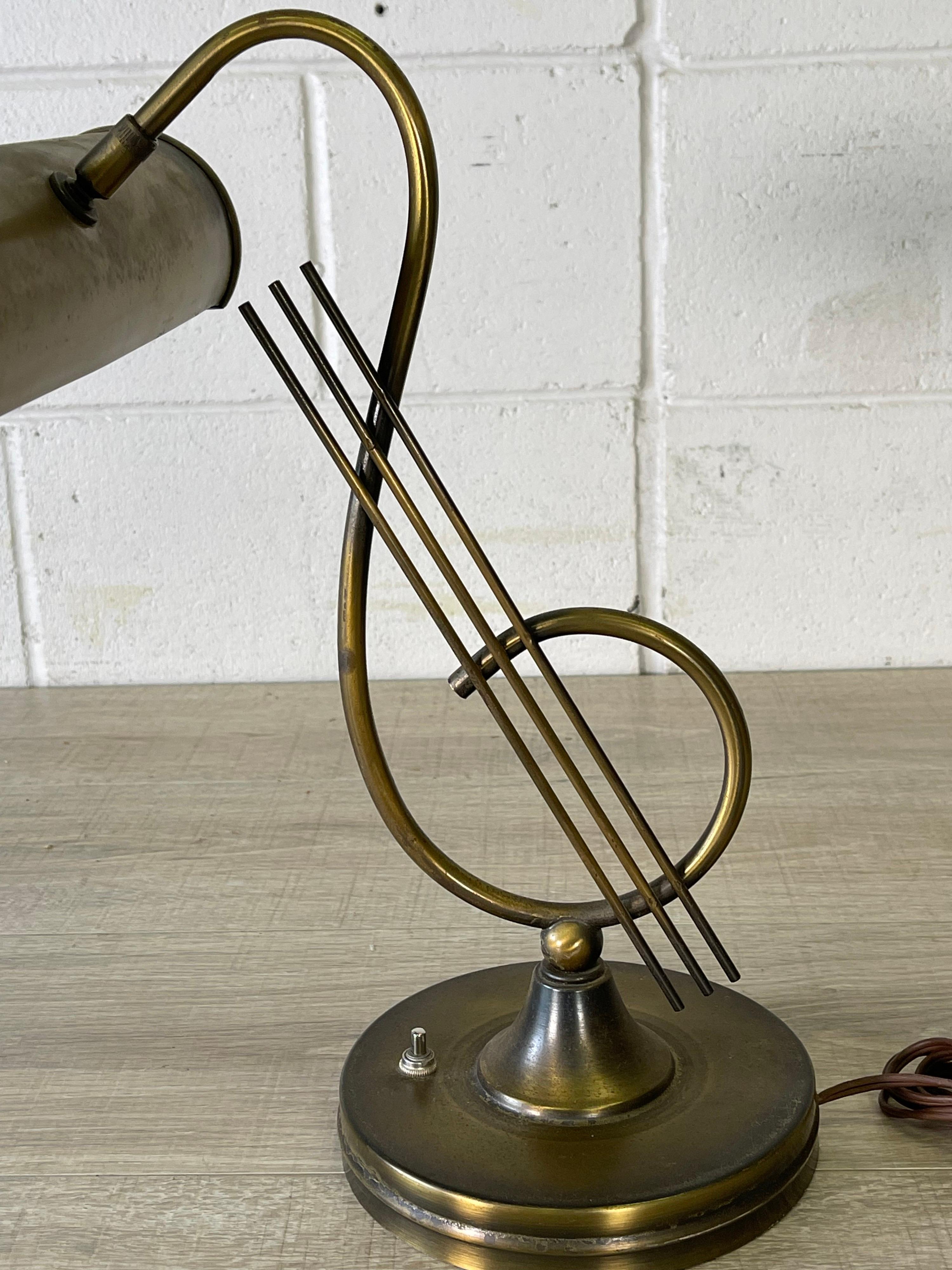 Schreibtischlampe mit Noten aus Messing aus den 1960er Jahren im Zustand „Gut“ in Amherst, NH