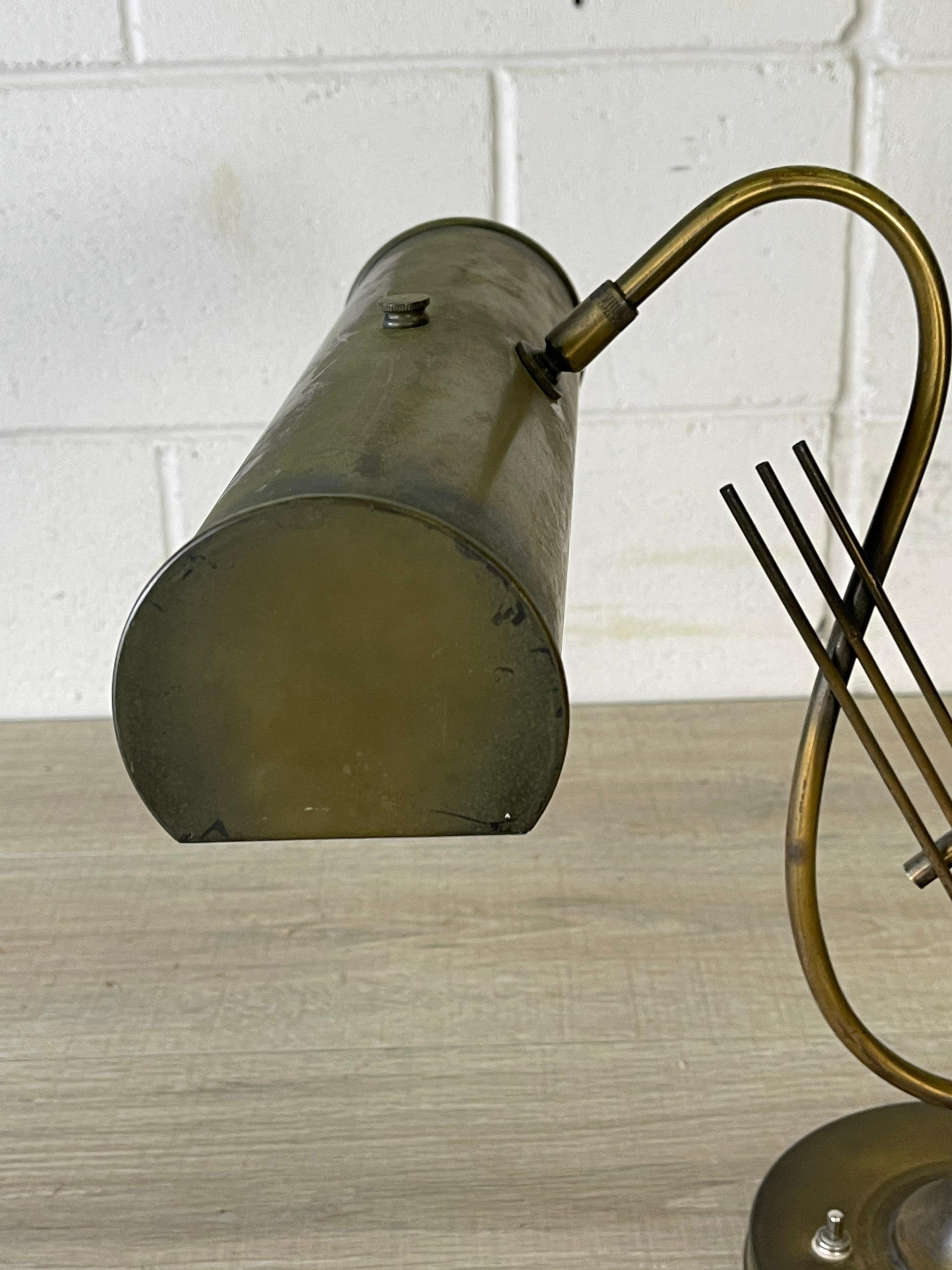 Schreibtischlampe mit Noten aus Messing aus den 1960er Jahren (20. Jahrhundert)