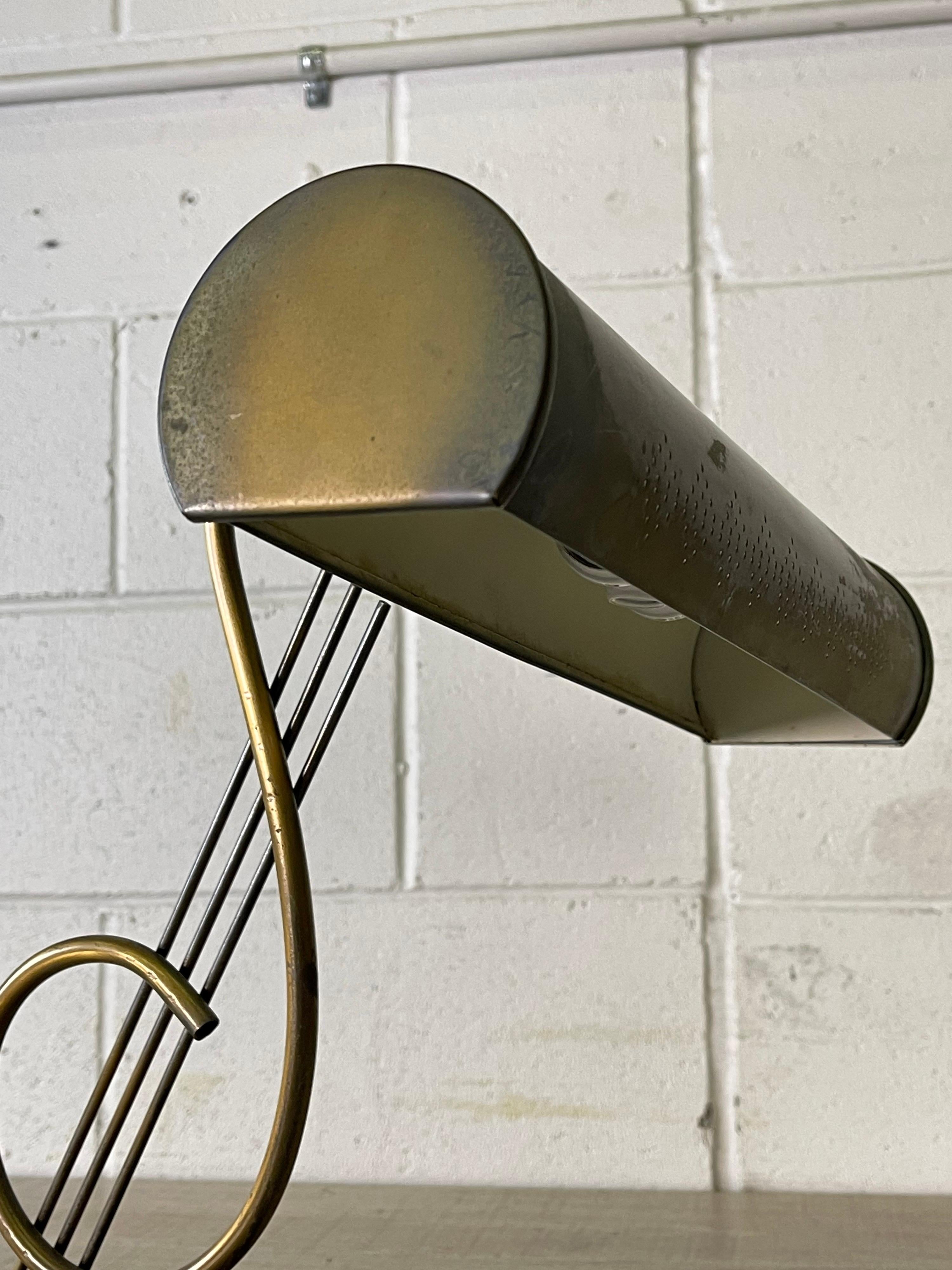 Schreibtischlampe mit Noten aus Messing aus den 1960er Jahren 1