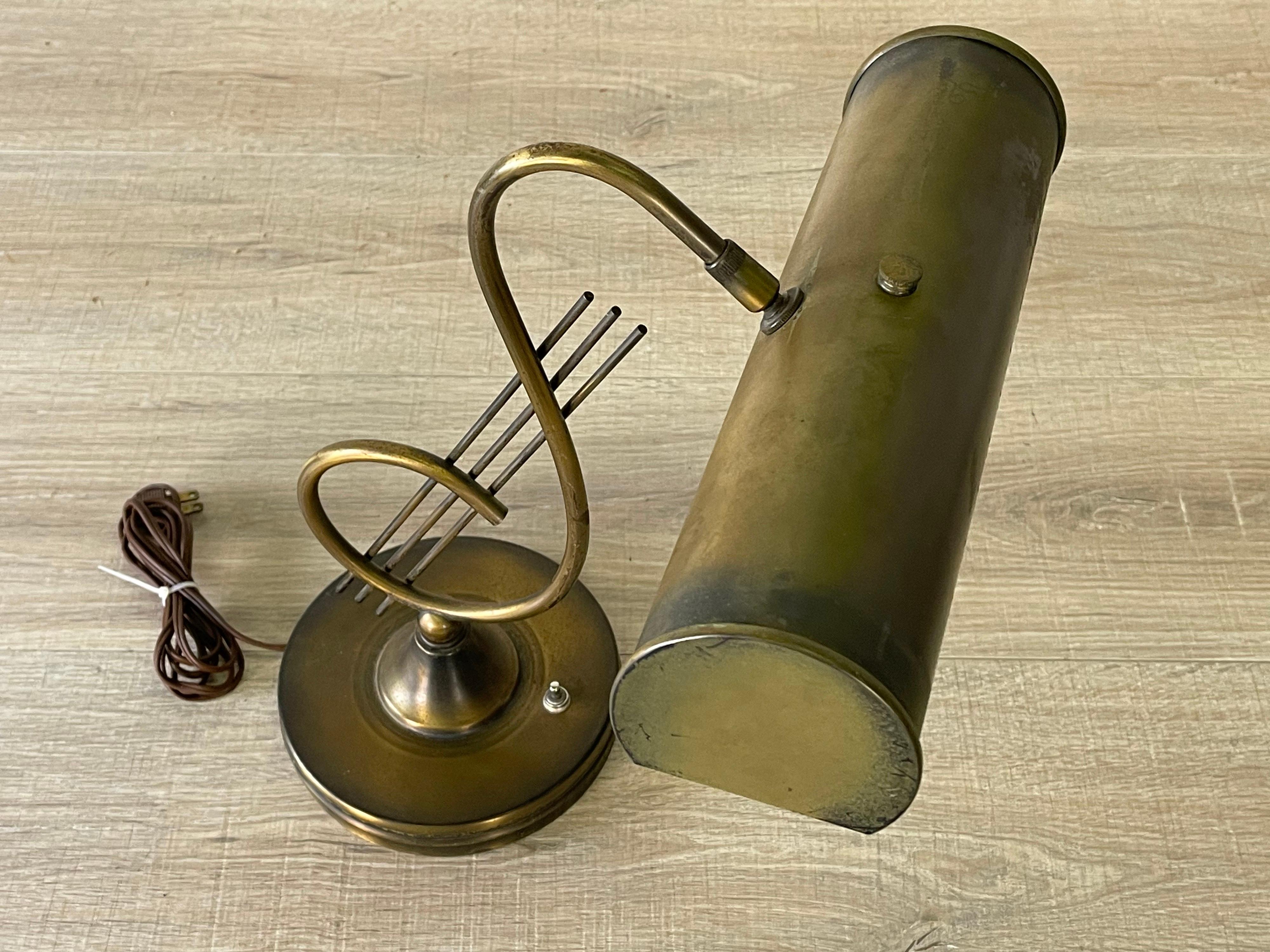 Schreibtischlampe mit Noten aus Messing aus den 1960er Jahren 2