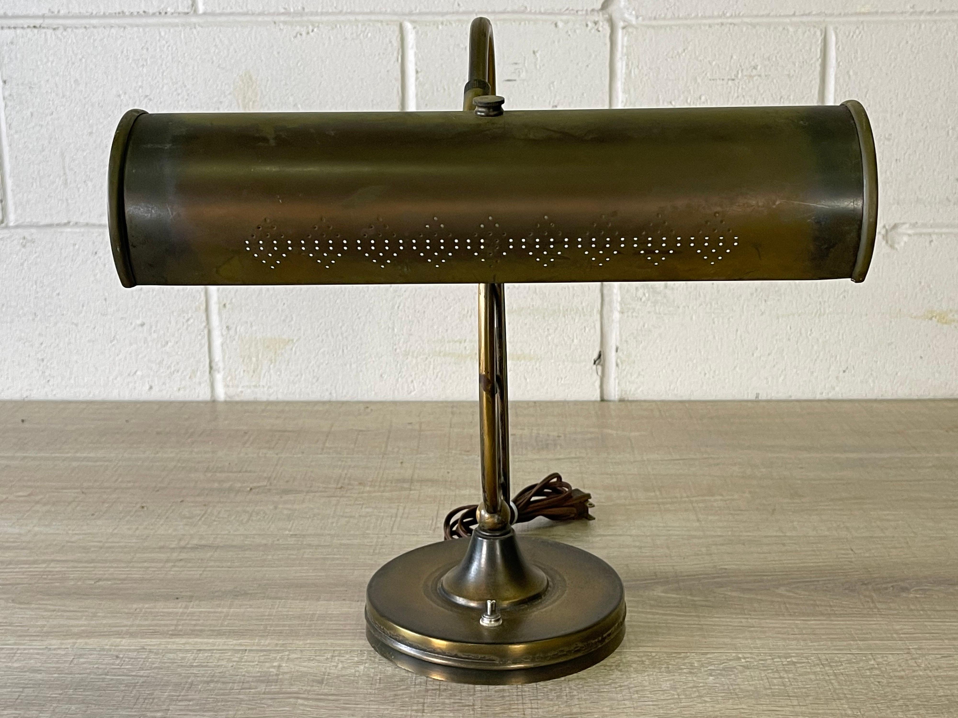 Schreibtischlampe mit Noten aus Messing aus den 1960er Jahren 4