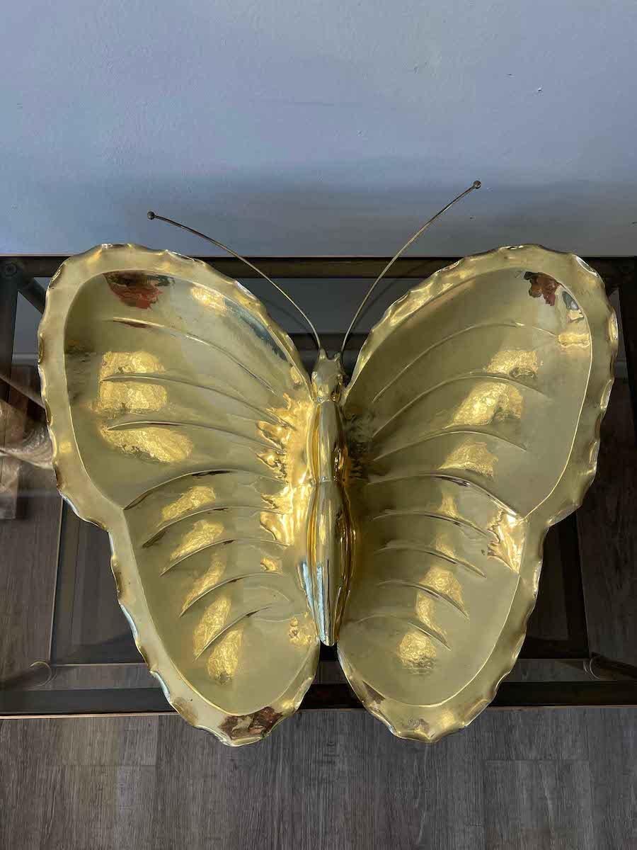1960s Brass Ornamental 'Butterfly' Plate.

The characteristic of this plate is the brass workmanship called embossing, which allows the design to take on a more trimensional shape.

The dimensions are: 44 x 48 cm