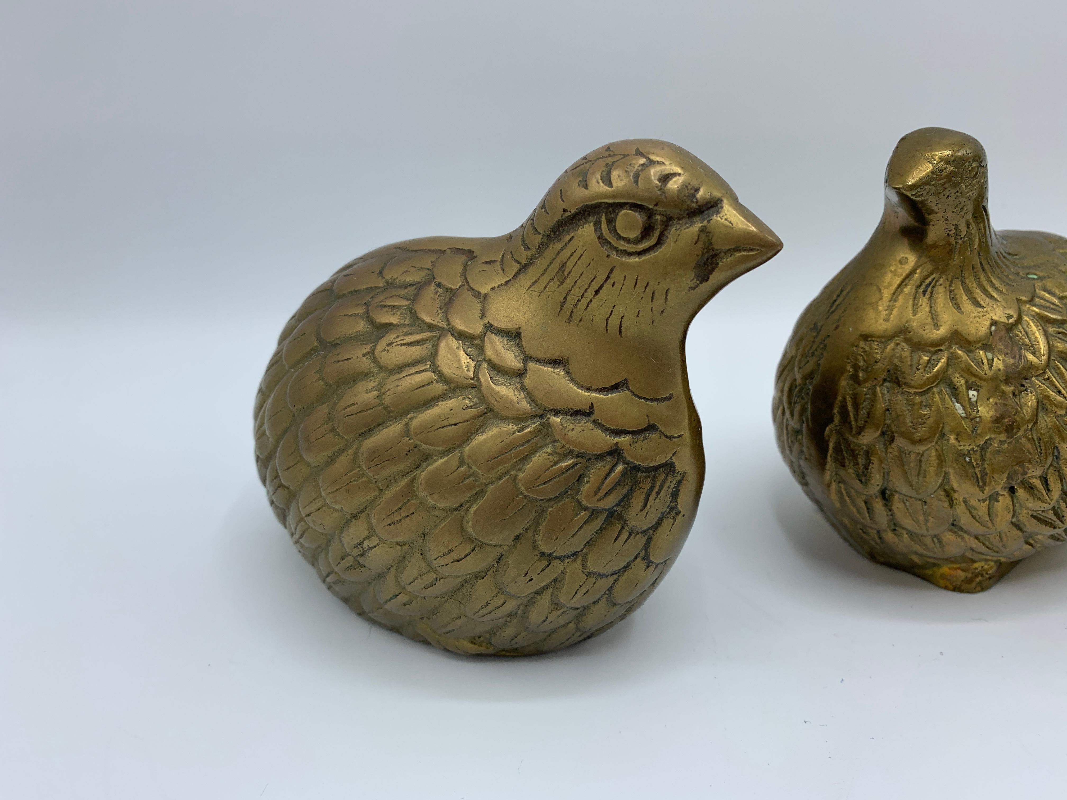 Offered is a beautiful, set of four, 1960s brass quail bird sculptures. Hallowed, but heavy-weighing nearly 5lbs for the set. Varying heights.

Measures from tallest to shortest:
4.5in H x 4.25in W x 3in D
4in H x 4.25in W x 2.75in D
3.75in H x