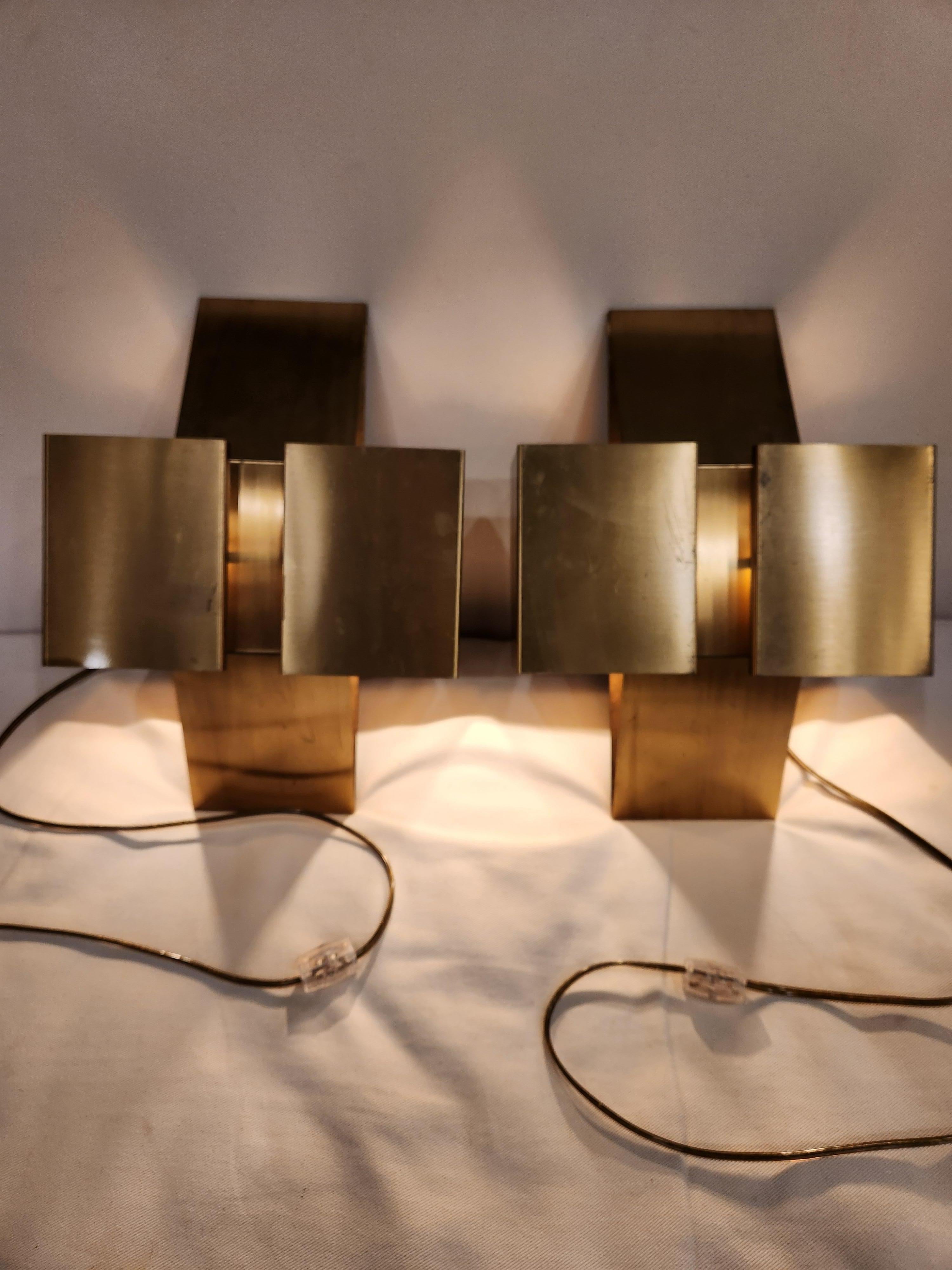 Estos elegantes apliques de latón Mid Century Modern fueron diseñados en la década de 1960 por el famoso diseñador de muebles belga Jules Wabbes. Reeditado y modificado en los años 80 por el arquitecto de interiores y diseñador belga Christophe