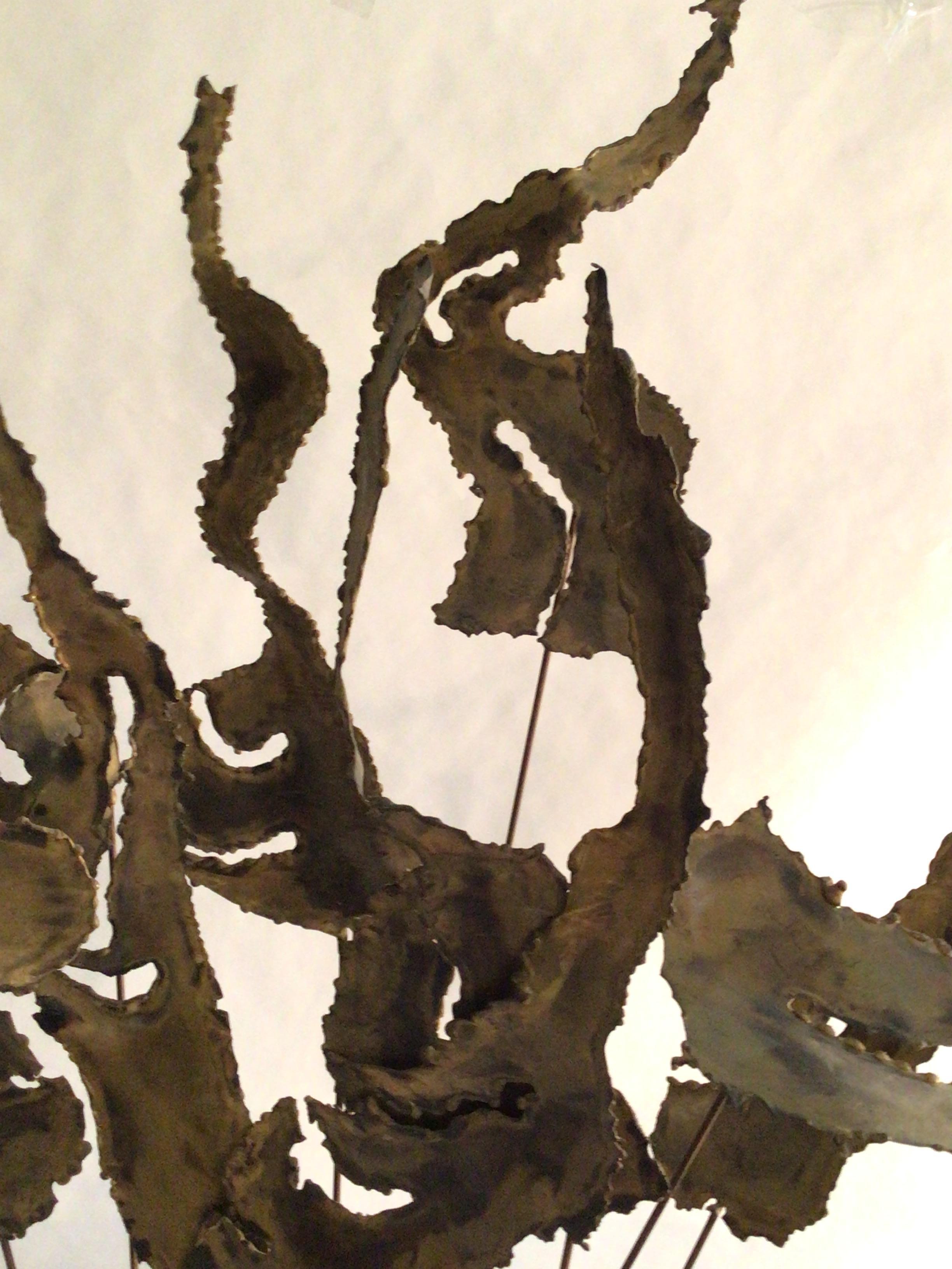 Fait main Sculpture en laiton des années 1960 sur base en fer à maillons de chaîne en vente