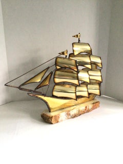 Scultura di nave in ottone del 1960 su base di pietra d'onice